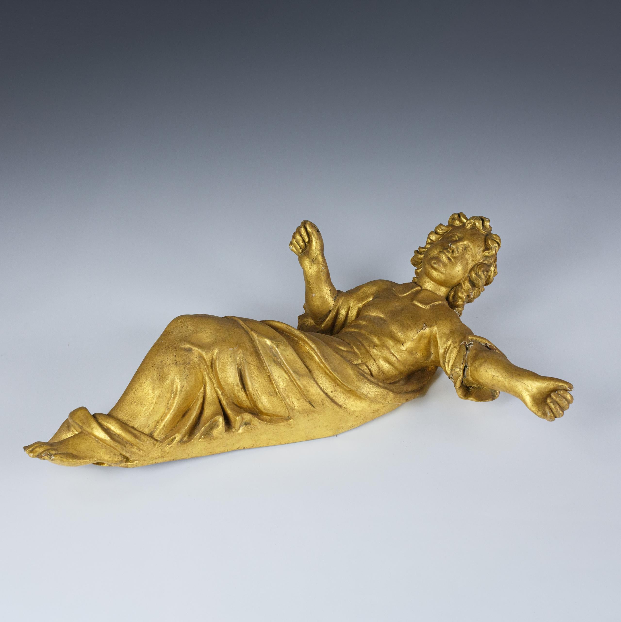 Sculpture d'Icone ou d'ange en bois sculpté doré de style baroque - représentant des robes drapées et des mèches de cheveux bouclées. Suspension murale. Point de suspension en fer d'origine. Usure normale, Italie, vers 1820.