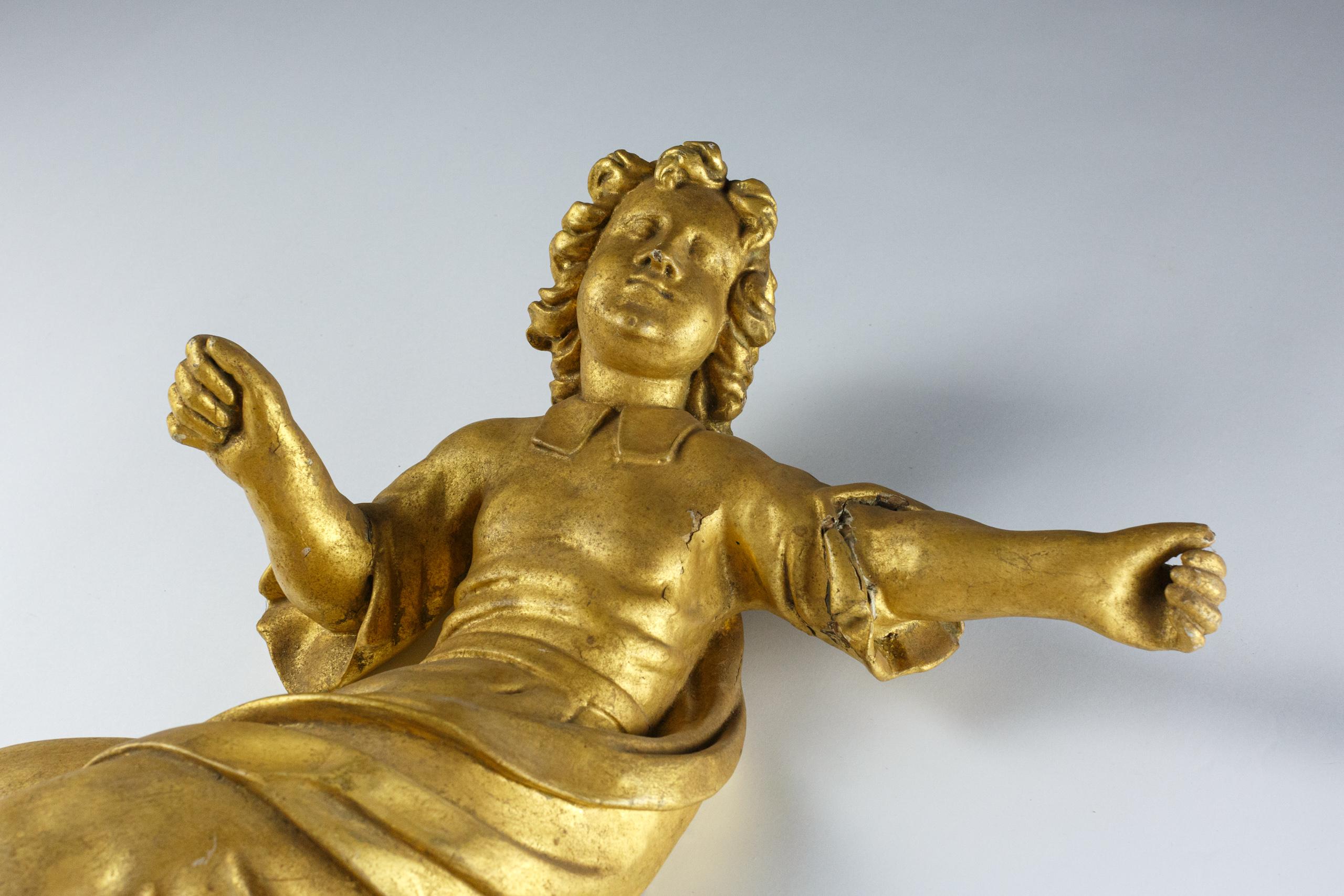 XIXe siècle Grand ange en bois doré sculpté de style baroque de la fin du 18e ou du début du 19e siècle en vente