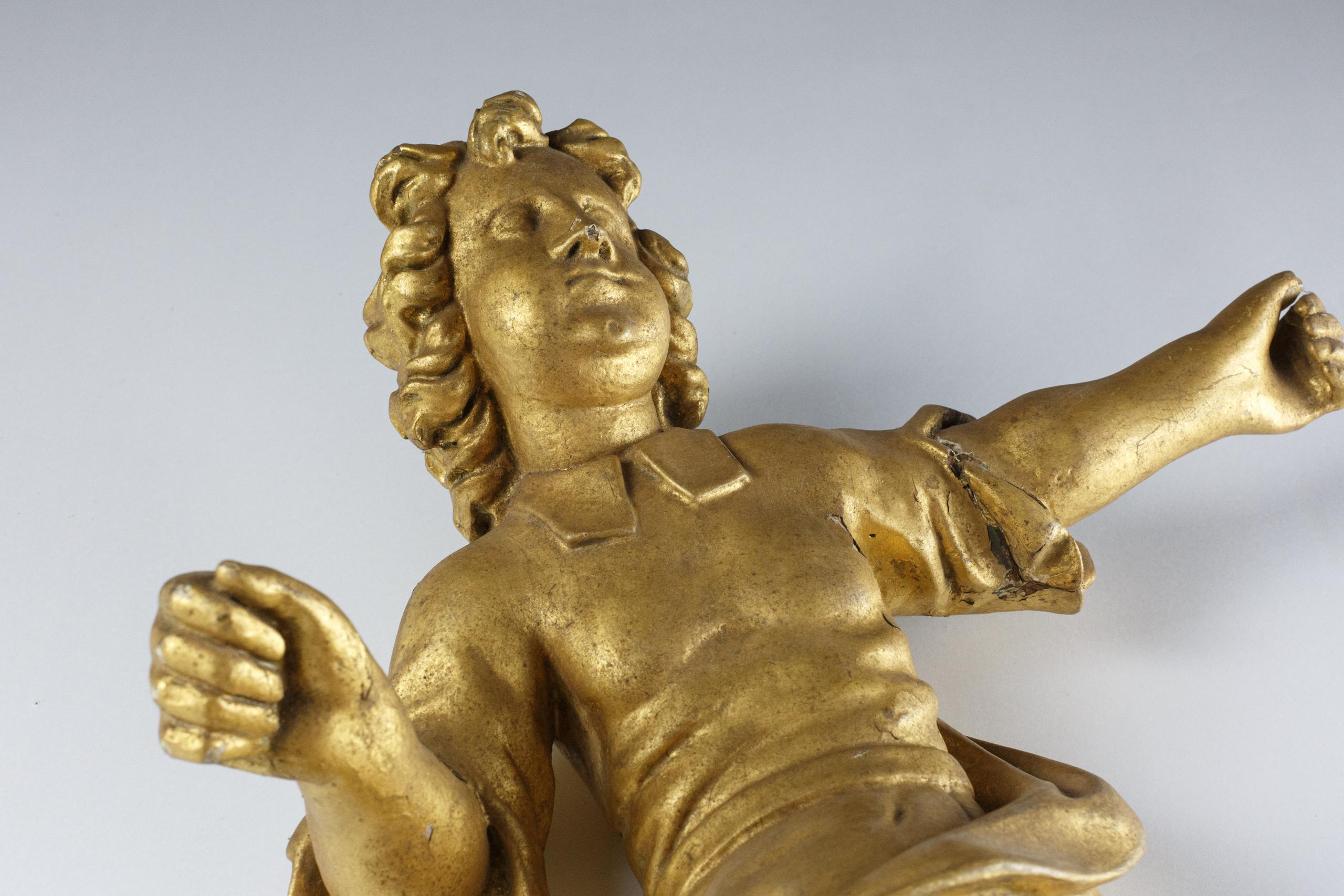 Grand ange en bois doré sculpté de style baroque de la fin du 18e ou du début du 19e siècle en vente 2