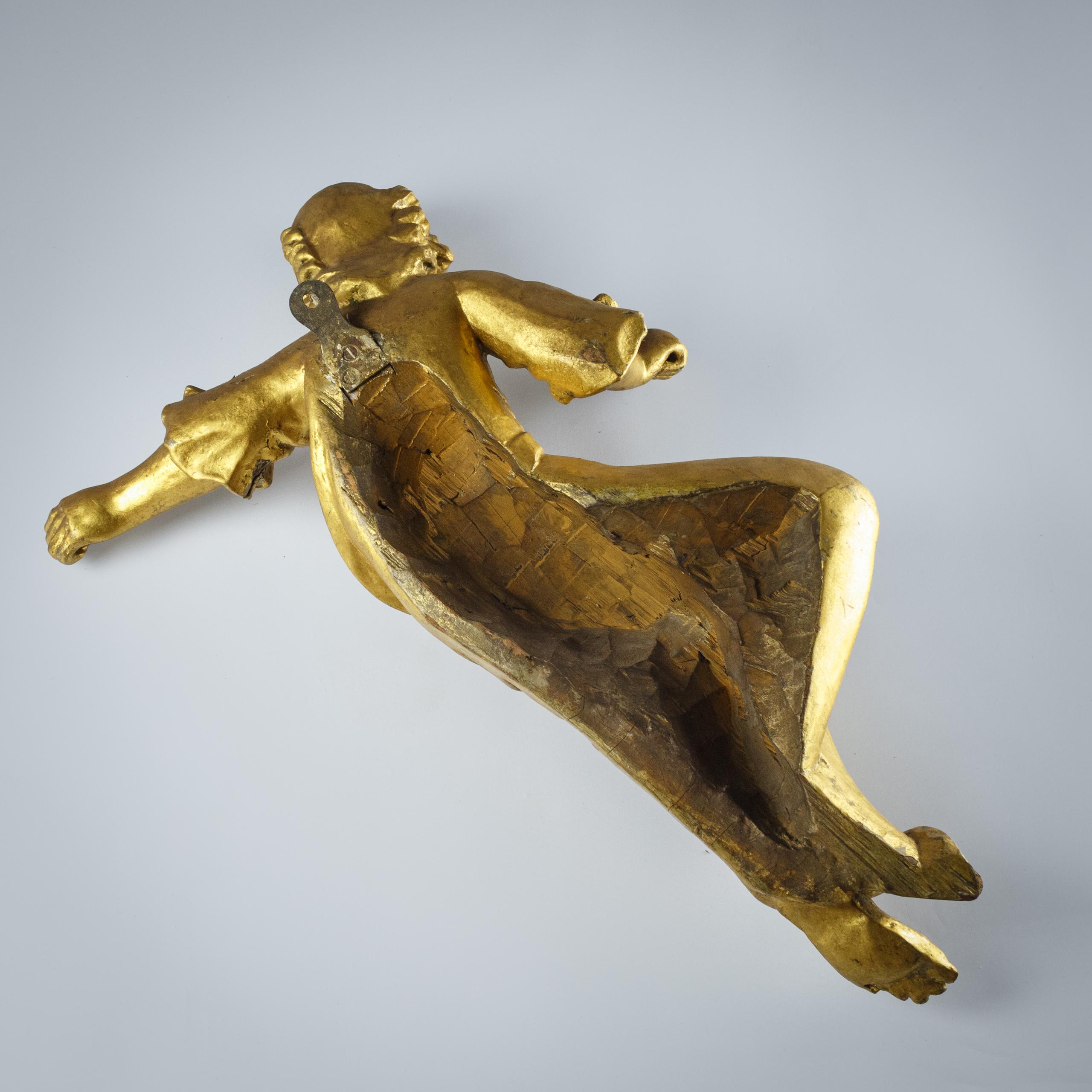 Grand ange en bois doré sculpté de style baroque de la fin du 18e ou du début du 19e siècle en vente 3
