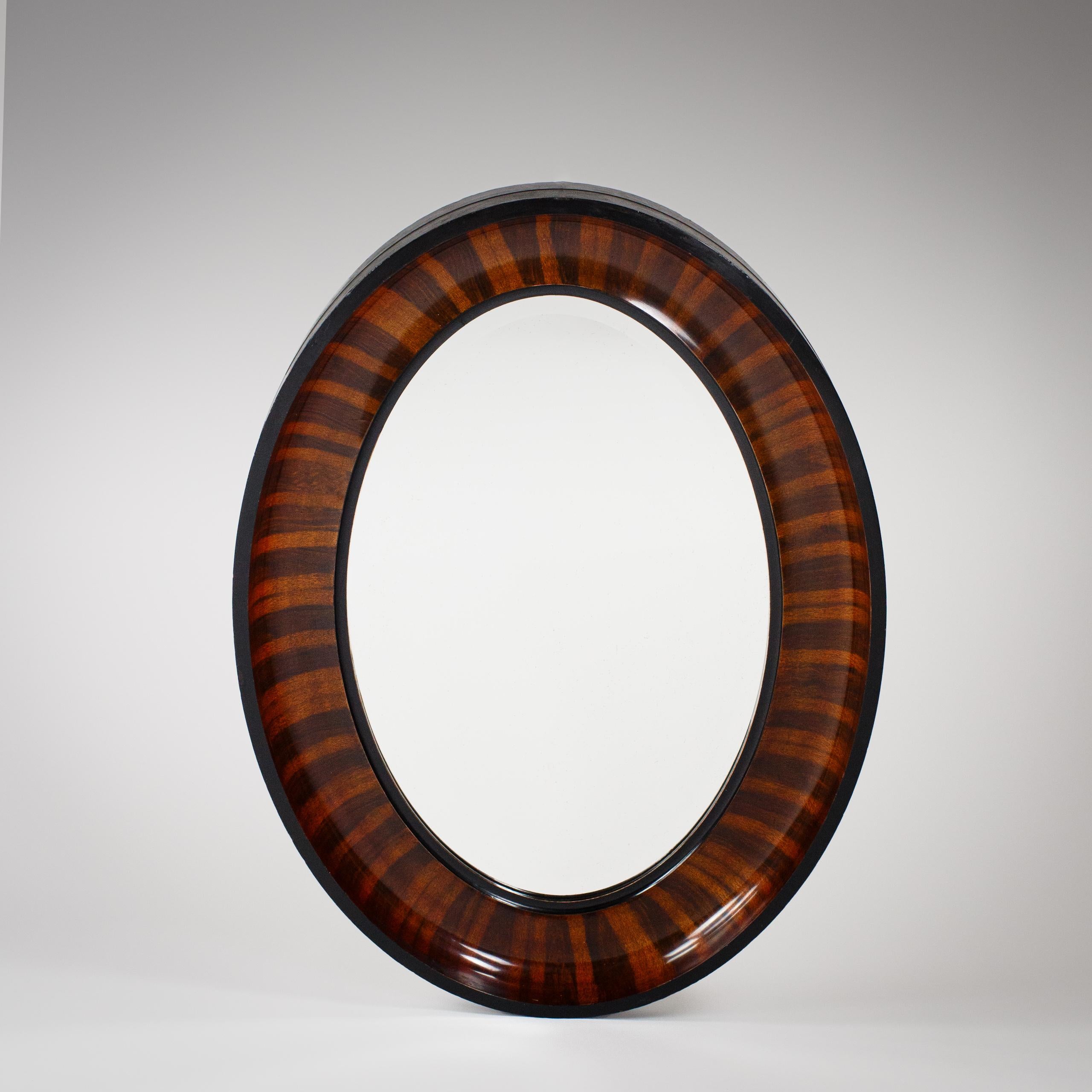 Grand miroir ovale en écaille de tortue peinte en faux grain, grand cadre moulé profond. Plaque miroir biseautée d'origine avec de légères rousseurs. État conforme aux attentes, petits défauts. Angleterre Circa 1900.
