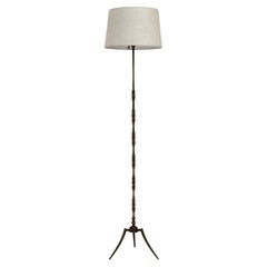 Elegante lampada da terra degli anni '70 con base a treppiede in ottone patinato e corpo affusolato