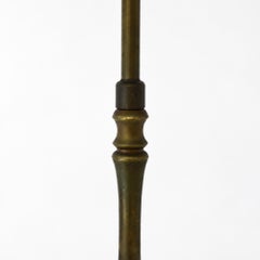 Elegante lampada da terra degli anni '70 con base a treppiede in ottone patinato e corpo affusolato