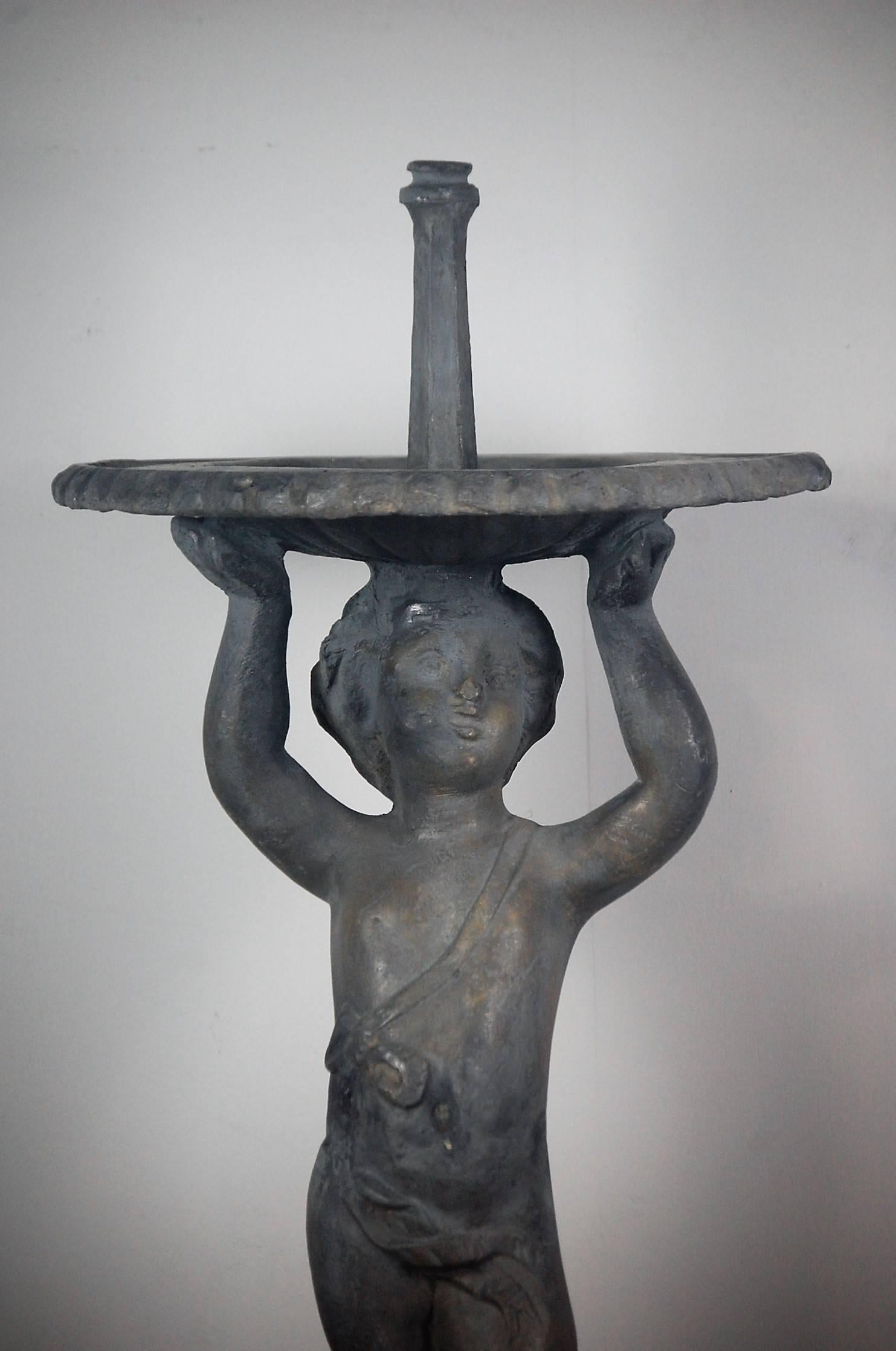 A beautiful putti water fountain in lead, English, first quarter of 20th century. Some restoration, ready for use.