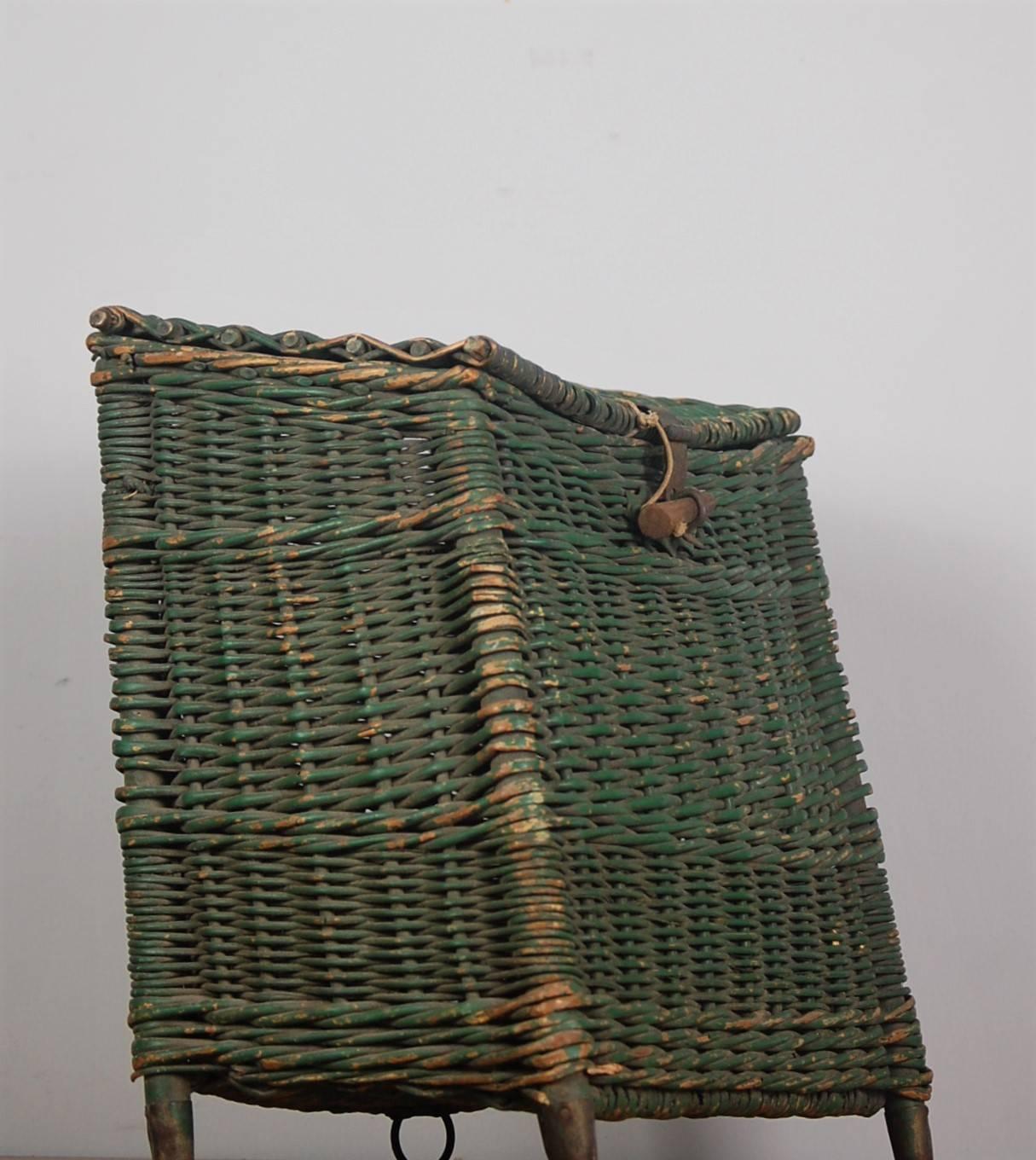 Wicker Fishing Creel In Excellent Condition In Pease pottage, West Sussex