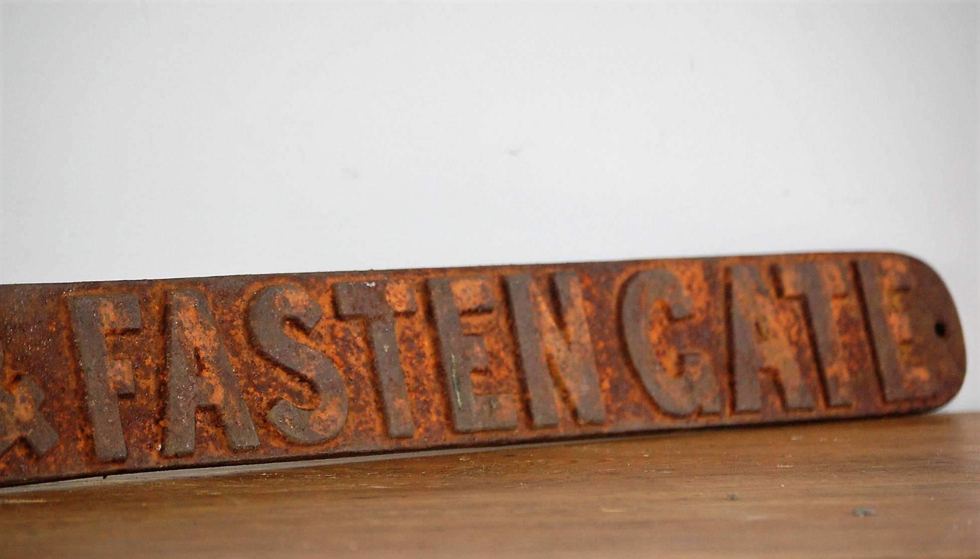 Cast Iron English Railway Shut & Fasten Gate Sign In Excellent Condition In Pease pottage, West Sussex