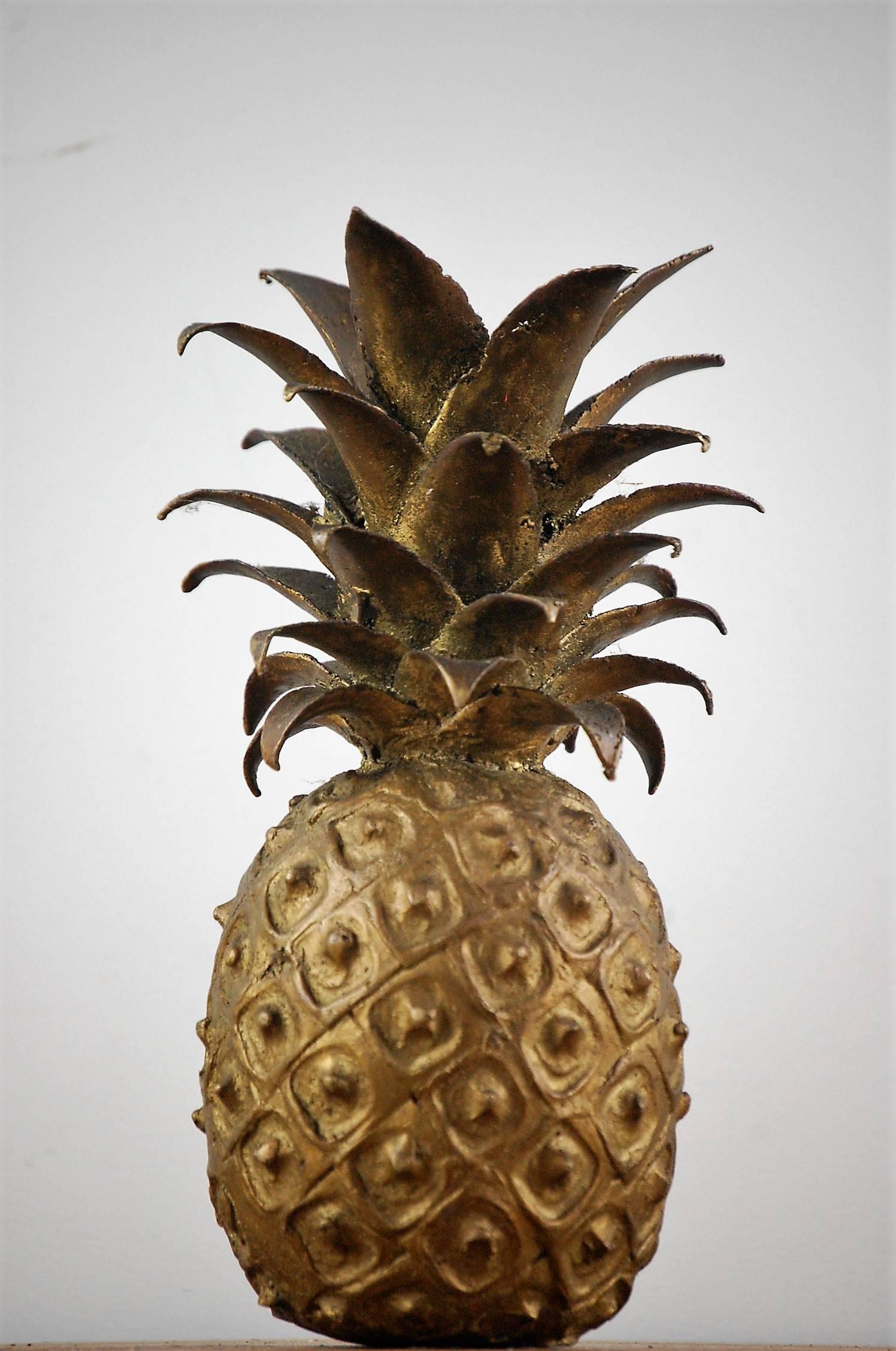 Merveilleuse sculpture d'ananas en fonte brute datant du milieu du 20e siècle. Non signé, français, vers 1950.