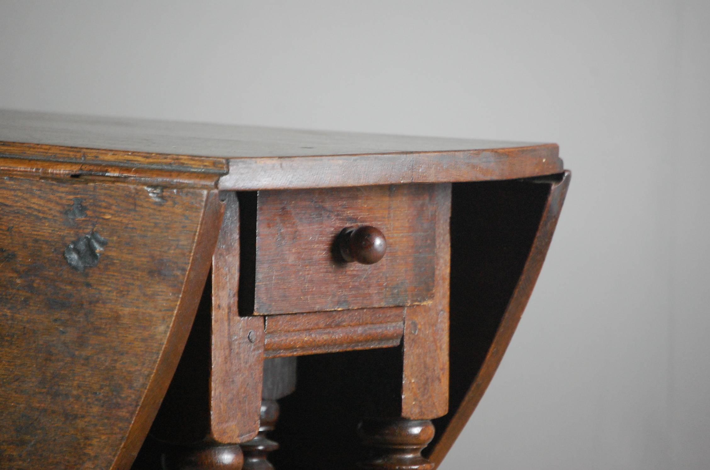 Early 19th Century English Oval Gateleg Table 4