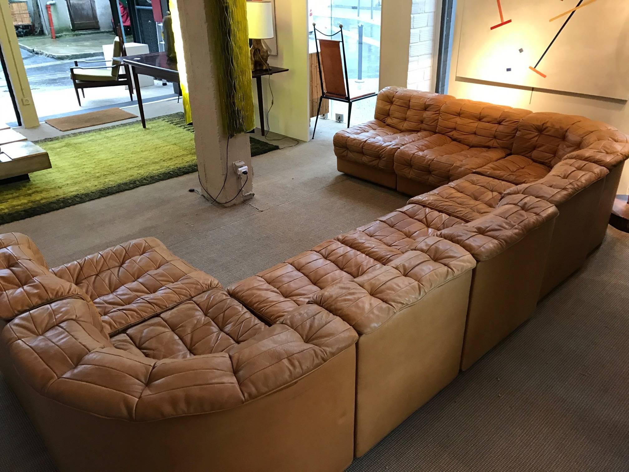 Leather sectional sofa by De Sede, DS11 model.
Six elements measuring 65 cm wide and 85 cm deep and two corner elements (85 x 85 cm.).