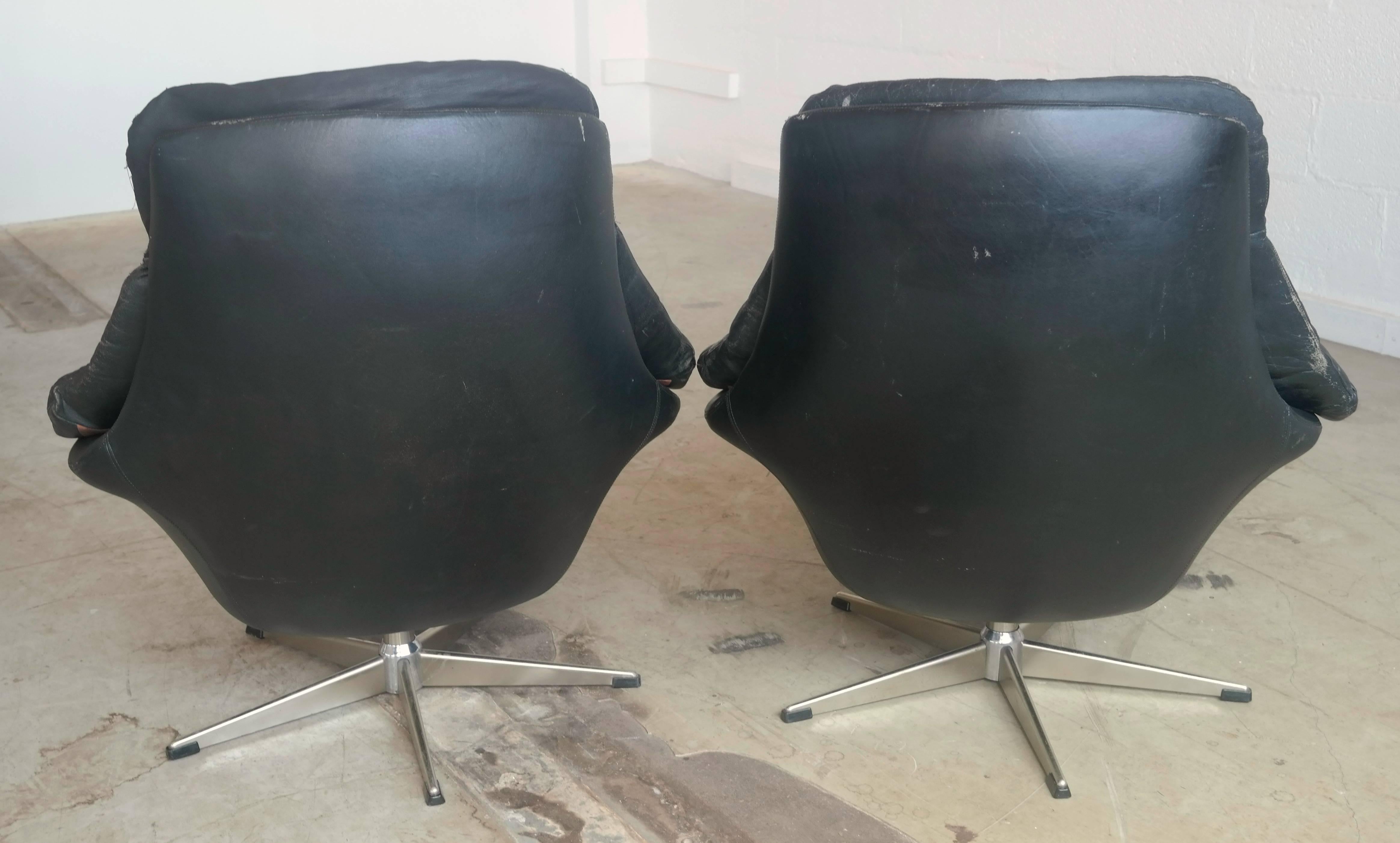 Mid-Century Modern Pair of Black Leather Lounge Chairs with Ottoman by H.W. Klein for Bramin Mobler