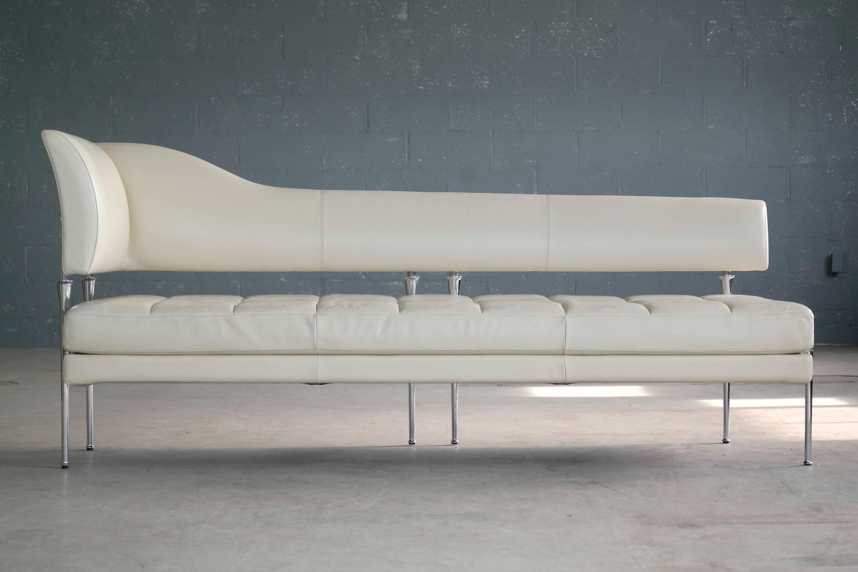 Superb design and unparalleled craftsmanship expressed in this modern Luca Scacchetti model Hydra chaise longue designed in 1992 for Poltrona Frau, Italy. Poltrona Frau pieces are the epitome of contemporary European furniture design of the highest