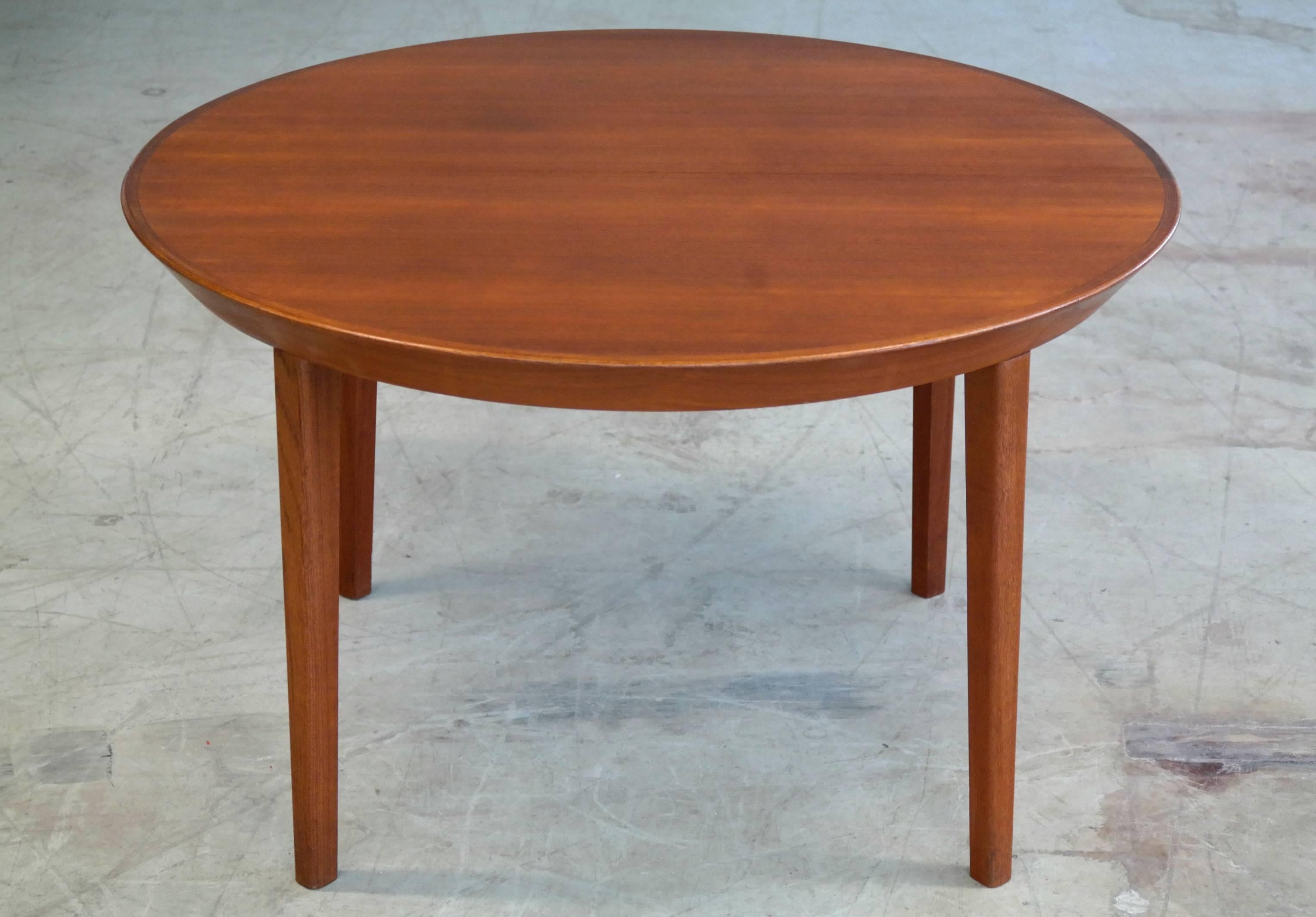Preciosa mesa de comedor redonda original con bordes biselados, diseñada por Ole Hald para Gudme Møbelfabrik a mediados y finales de los años sesenta. Magnífica calidad y excelente estado, con un color y un veteado profundos y hermosos. La mesa