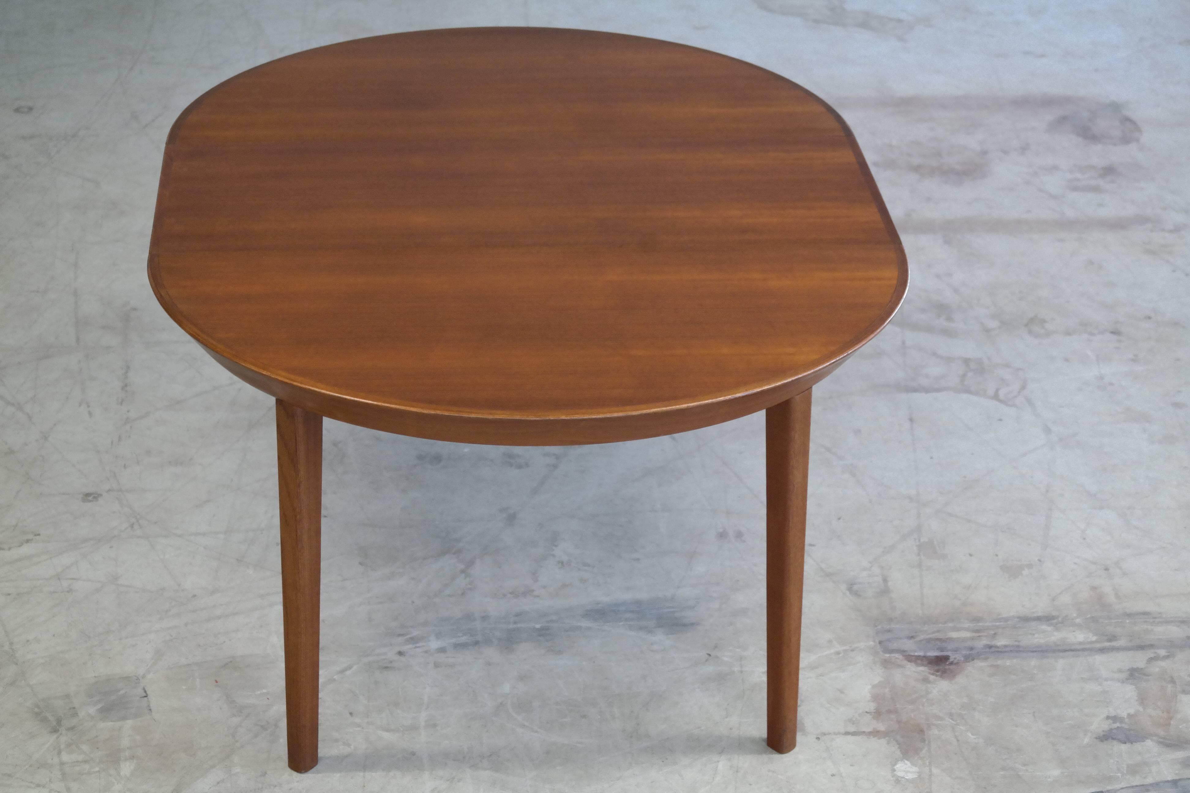 Mesa de comedor redonda extensible de teca danesa de mediados de siglo, por Ole Hald para Gudme Danés en venta