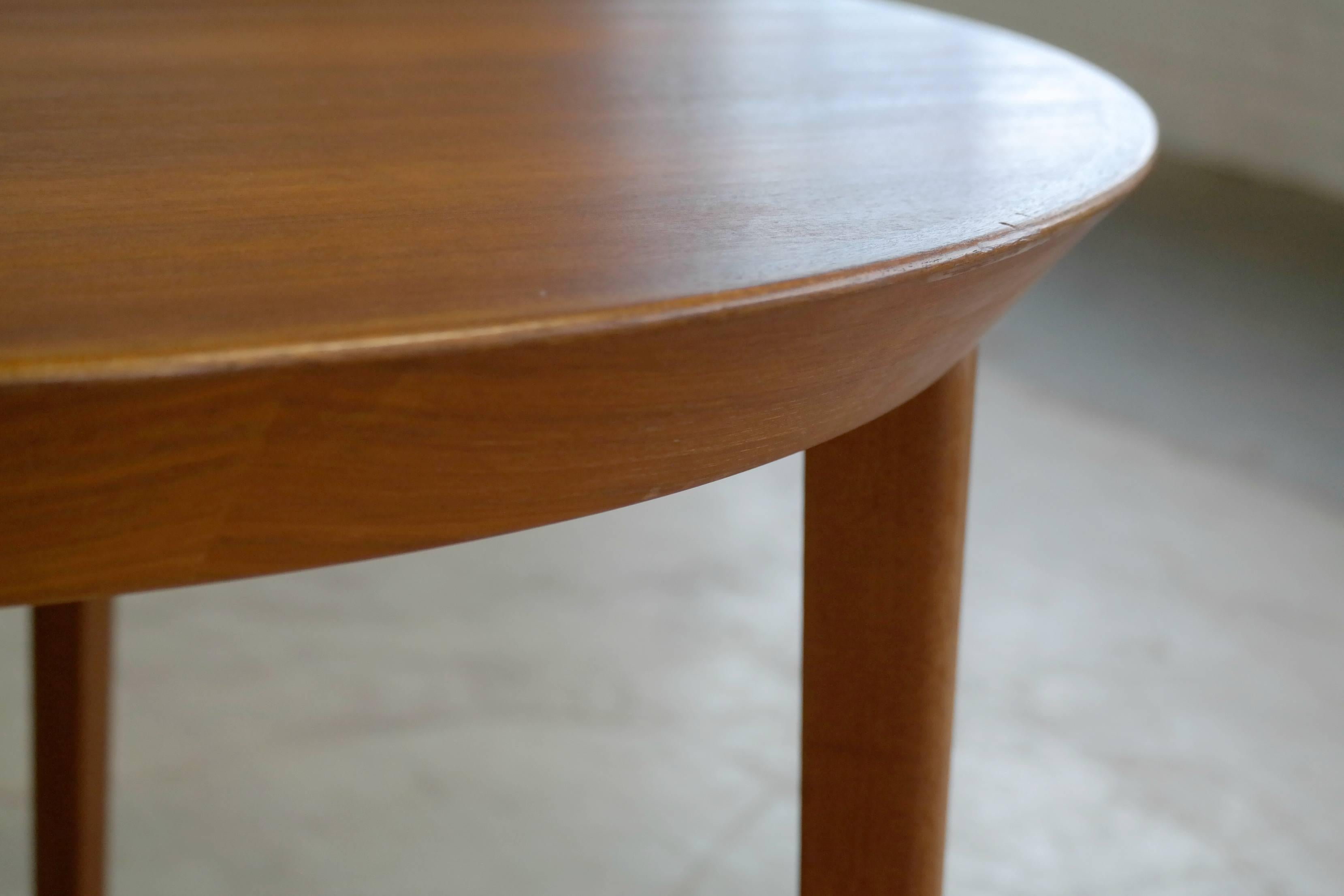 Mesa de comedor redonda extensible de teca danesa de mediados de siglo, por Ole Hald para Gudme mediados del siglo XX en venta