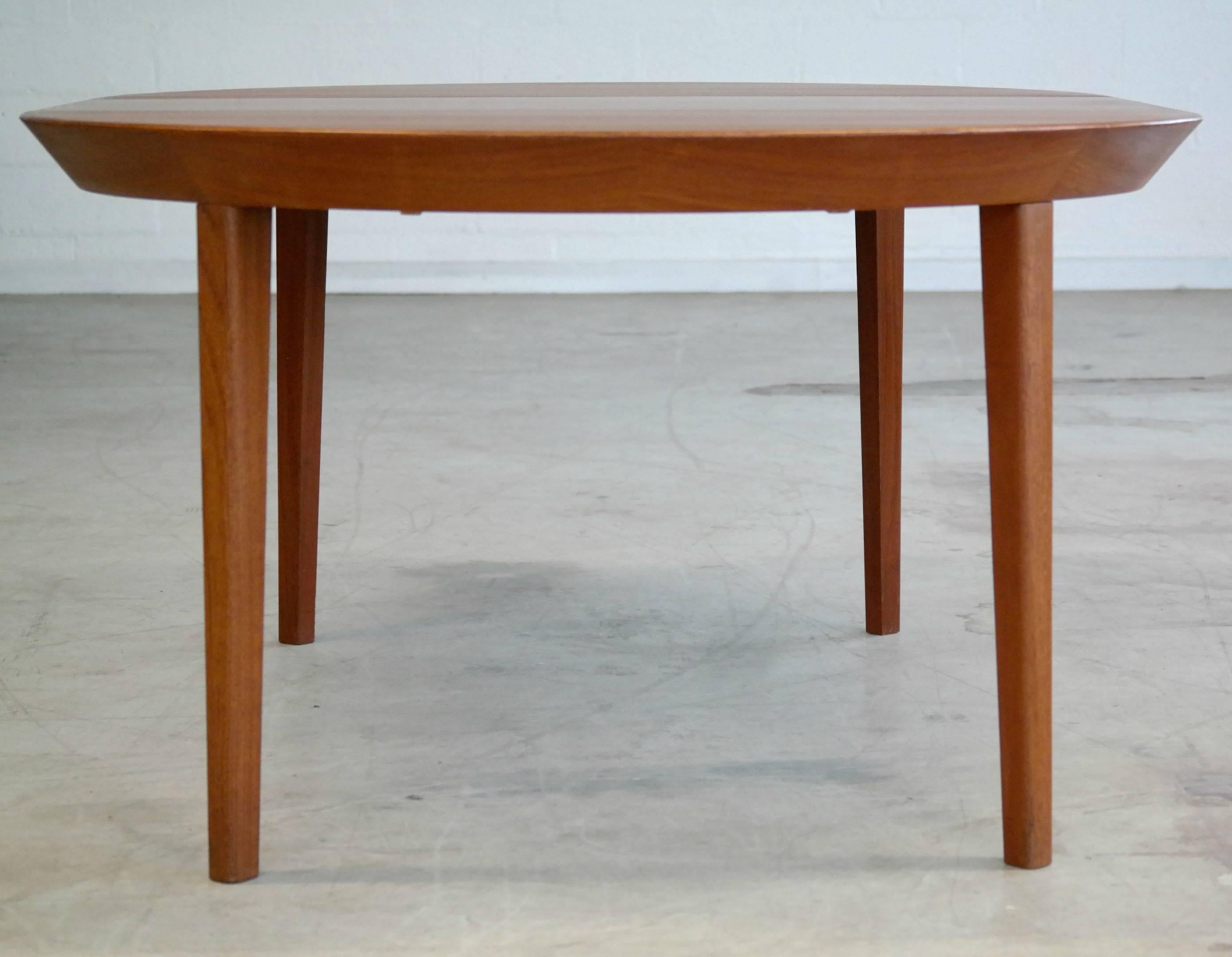 Mesa de comedor redonda extensible de teca danesa de mediados de siglo, por Ole Hald para Gudme Teca en venta