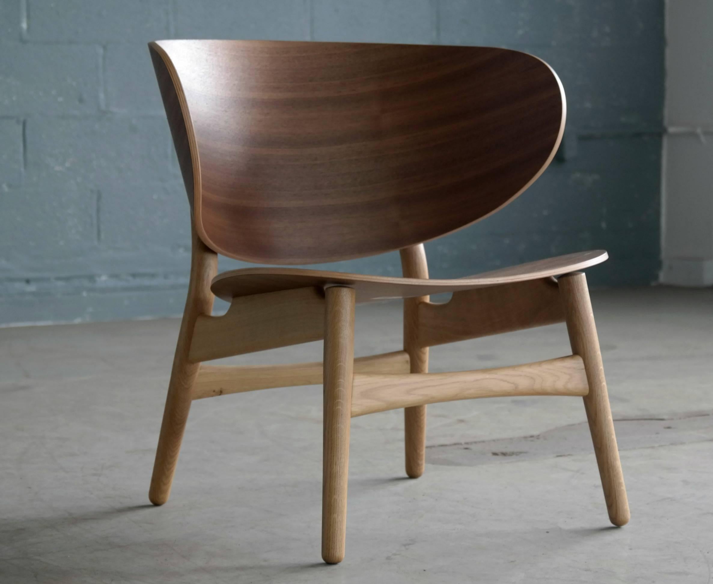 This fantastic shell chair with backrest and seat in walnut veneer on a base of soap treated oak is a 2015 re-issue by GETAMA of the classic chair designed by Hans Wegner in 1948. While the original design had teak in the seat and back the use of