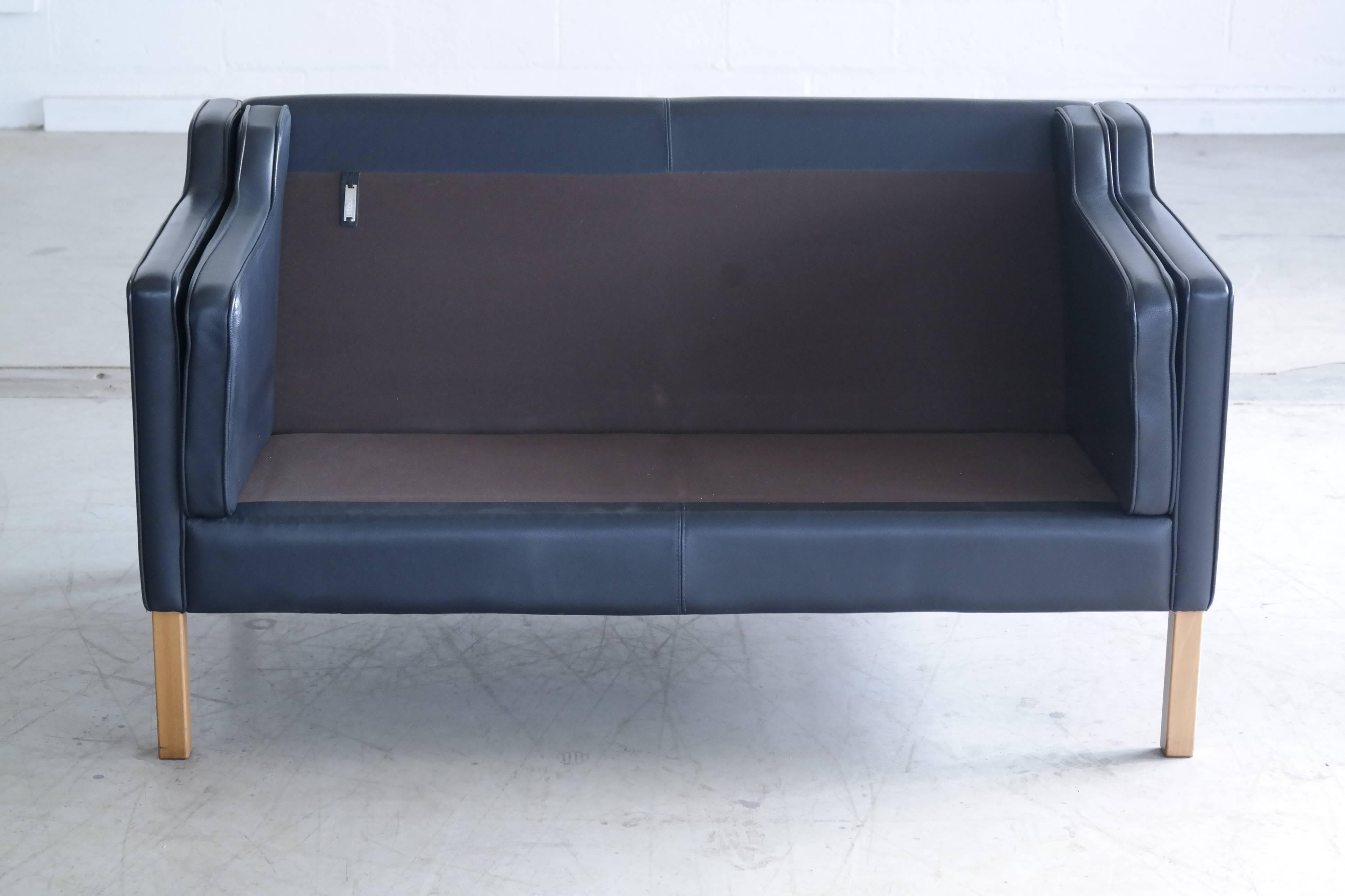 Børge Mogensen Model 2212 Style Loveseat in Dark Blue Leather by Stouby In Good Condition In Bridgeport, CT