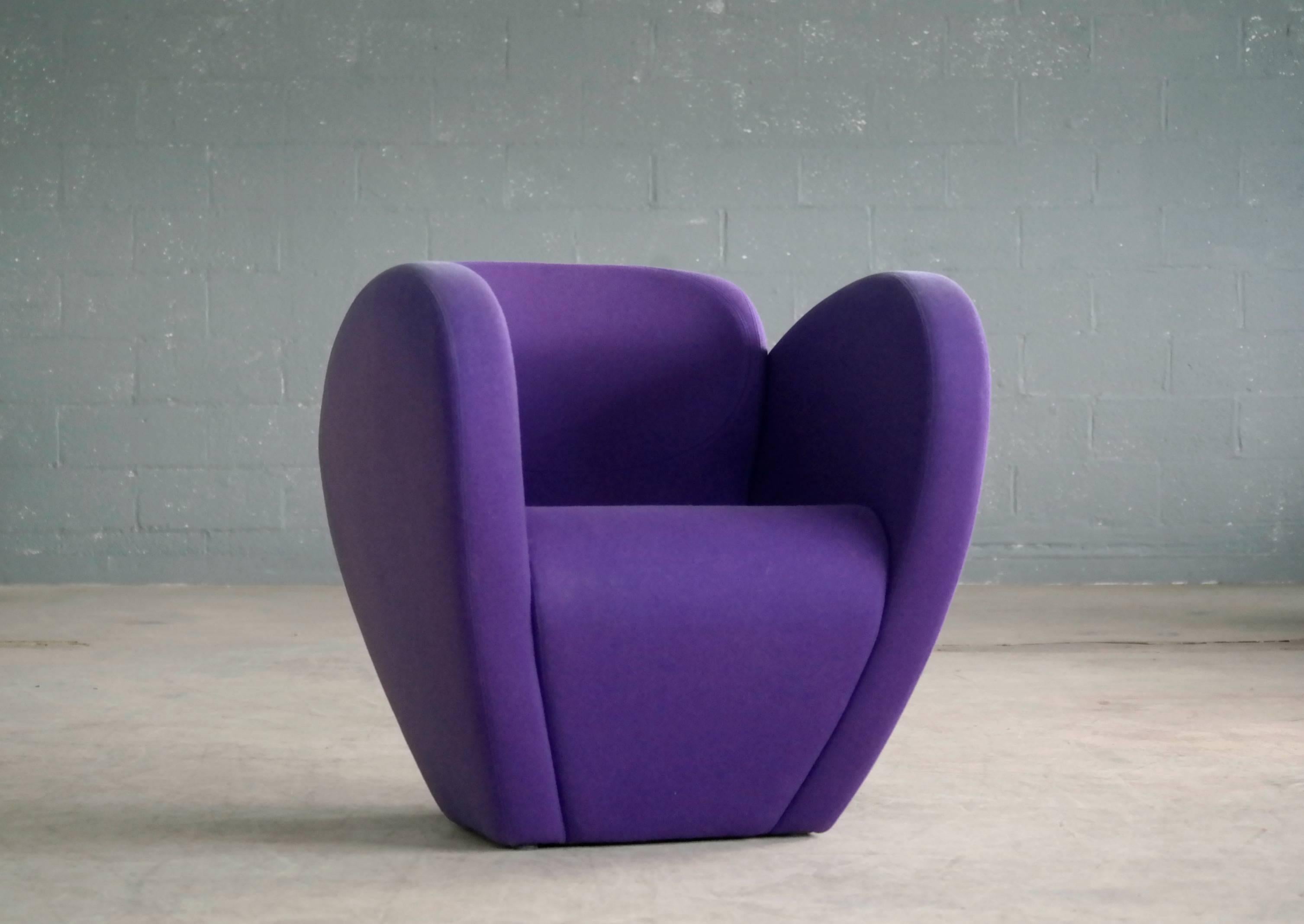 Dieser erstaunliche Sessel aus der Spring Collection wurde 1991 von dem berühmten Ron Arad für Moroso in Italien entworfen. Das Gestell ist mit Polyurethanschaum gepolstert und mit einem weichen lila Wollfilzstoff bezogen. Außergewöhnliche Linien