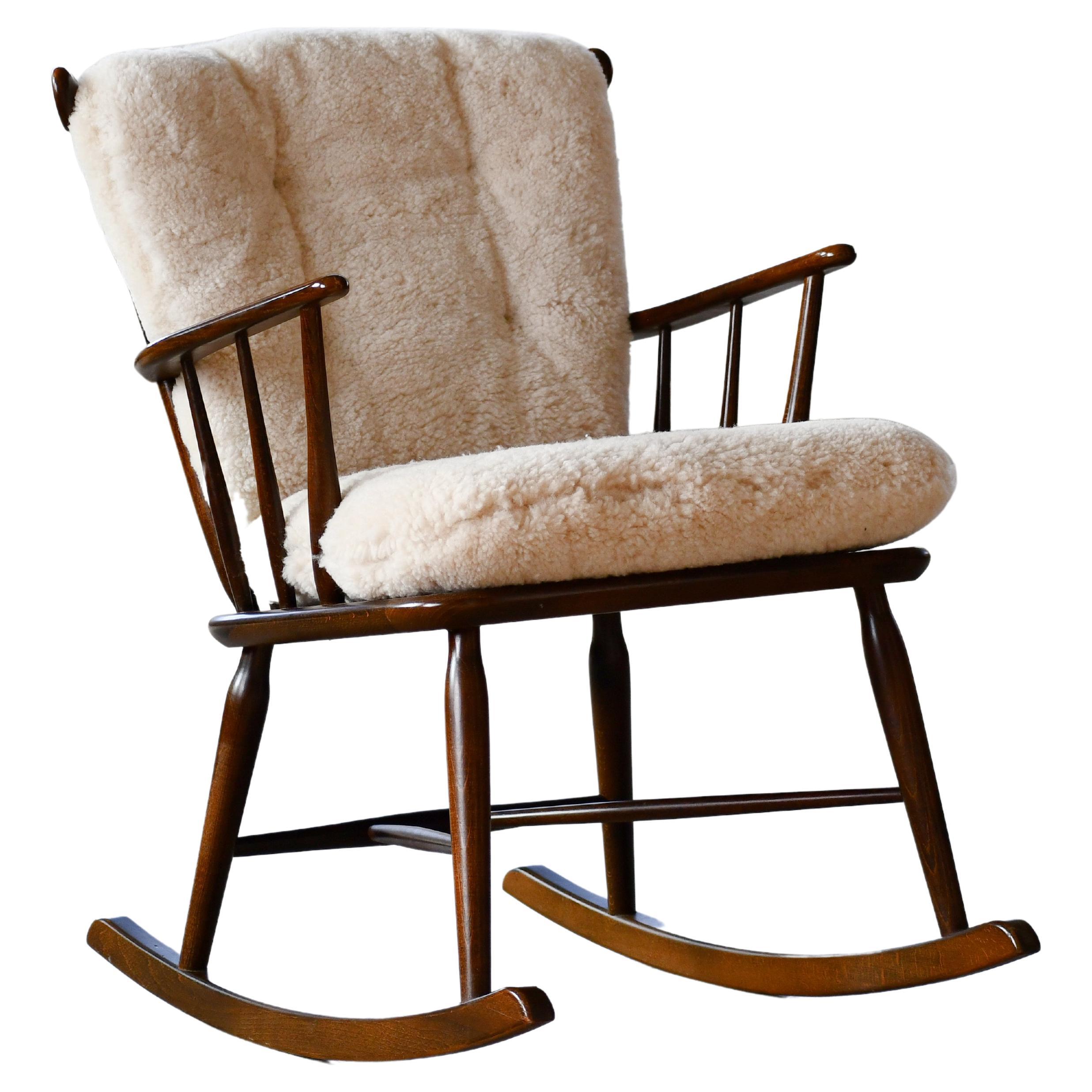 Fauteuil à bascule Faarstrup 1950 à dossier bas et dossier fuseau, avec coussins en peau de mouton en vente