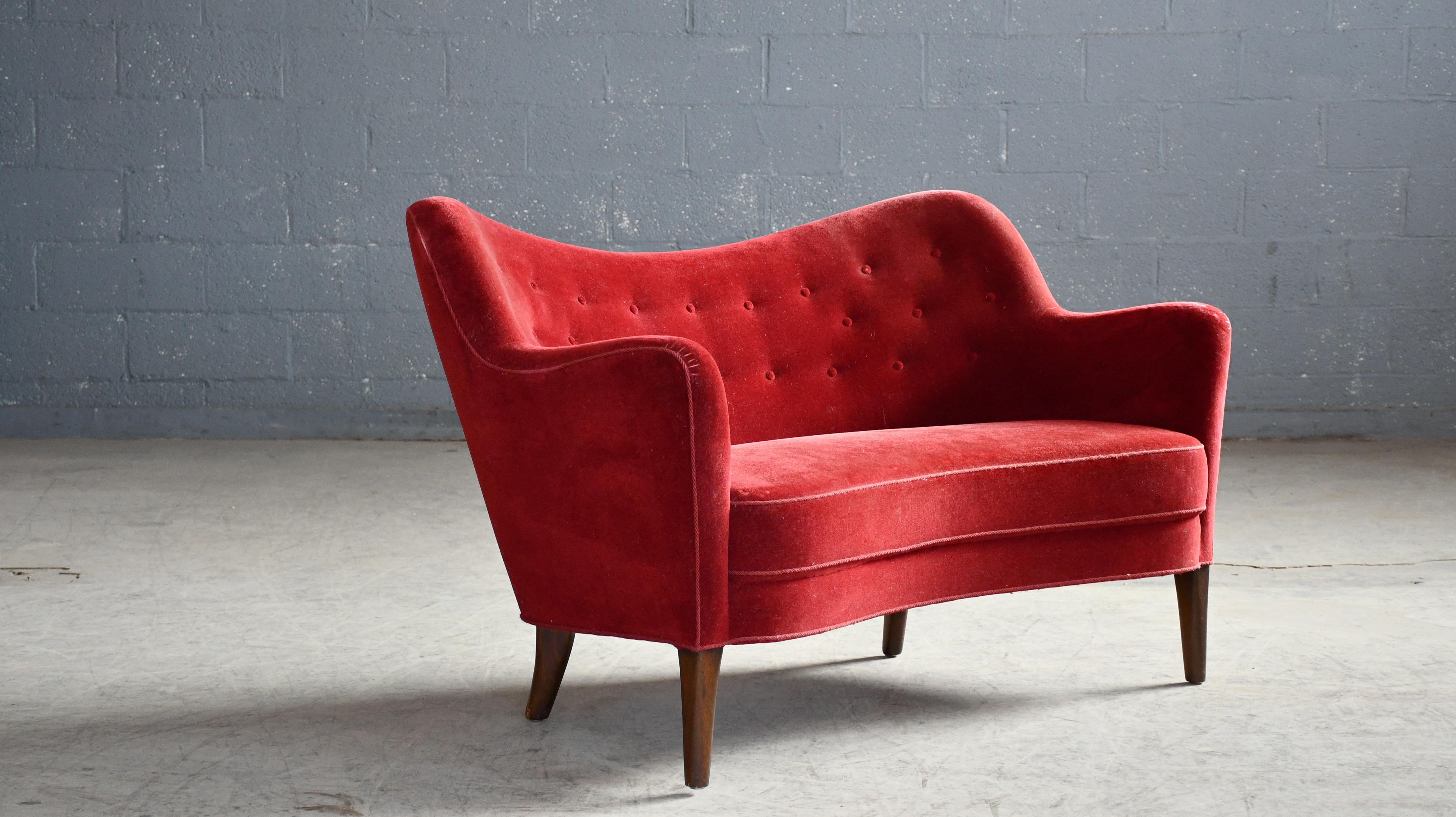 Superbe canapé ou sofa attribué à Finn Juhl, fabriqué par Slagelse Mobelvaerk, Danemark, dans les années 1940, sous le numéro de modèle 188. Les lignes et les proportions de ce design sont tout simplement parfaites. Solide et robuste reposant sur
