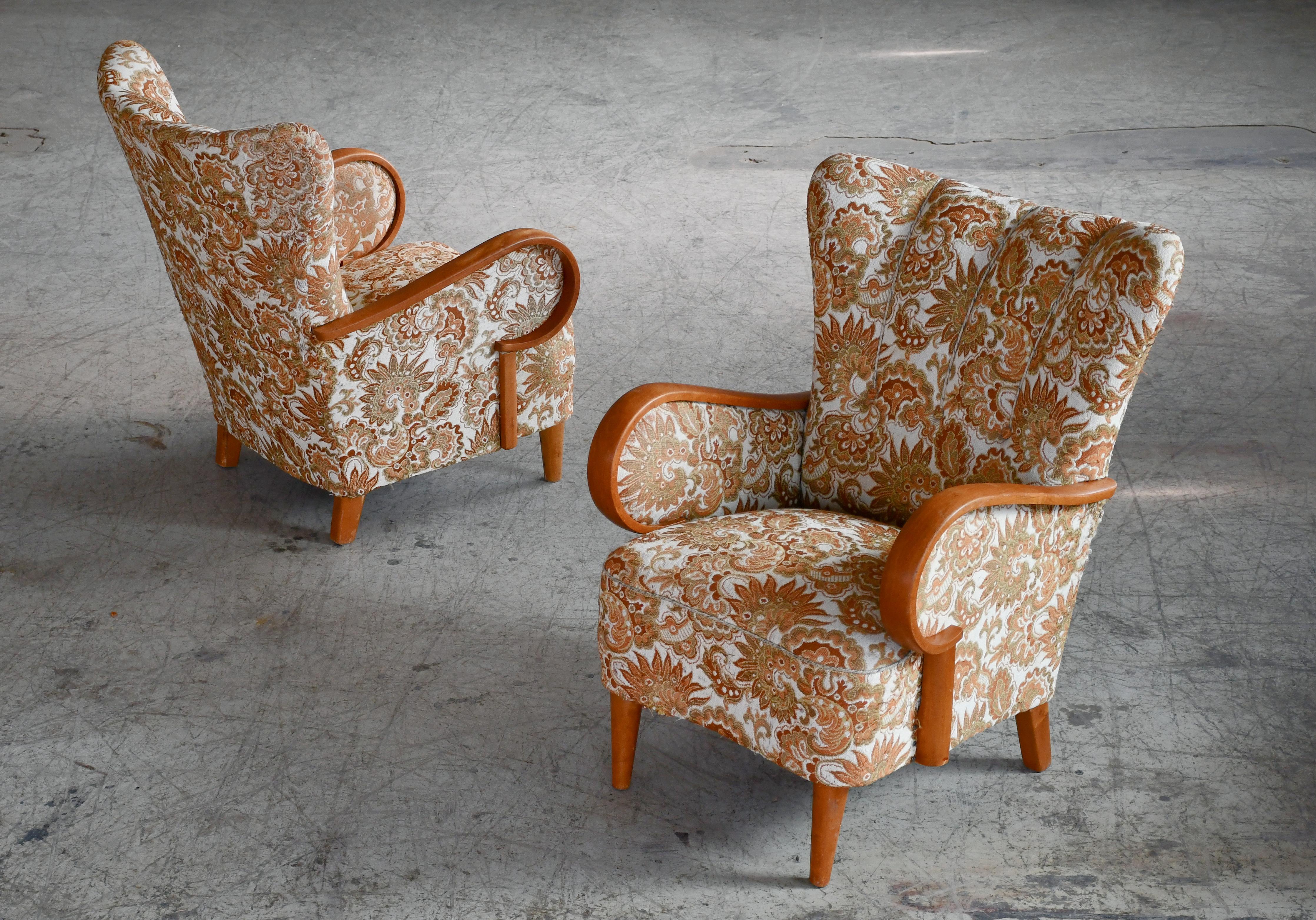 Super charmantes und sehr elegantes Paar dänischer kleiner  Loungesessel aus der späten Art déco-Periode oder der frühen Mitte des Jahrhunderts. Die Stühle sind unbeschriftet, aber das Design und die Wahl des Holzes deuten auf eine schwedische