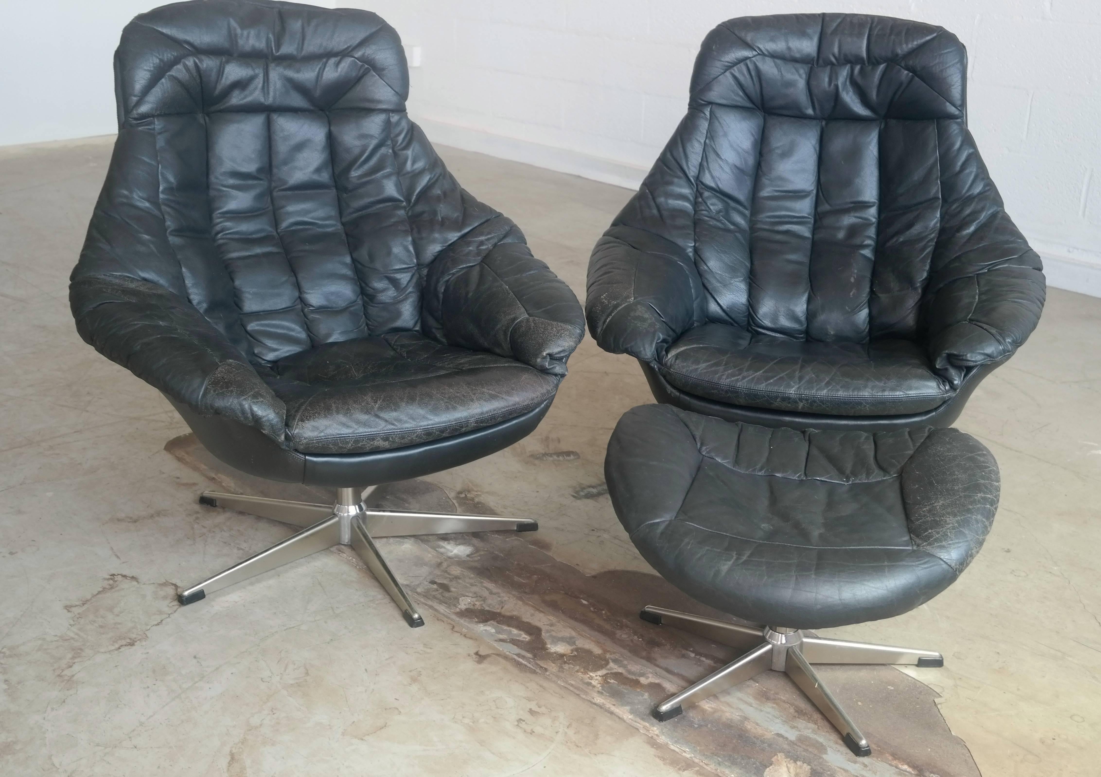 Pair of Black Leather Lounge Chairs with Ottoman by H.W. Klein for Bramin Mobler In Excellent Condition In Bridgeport, CT