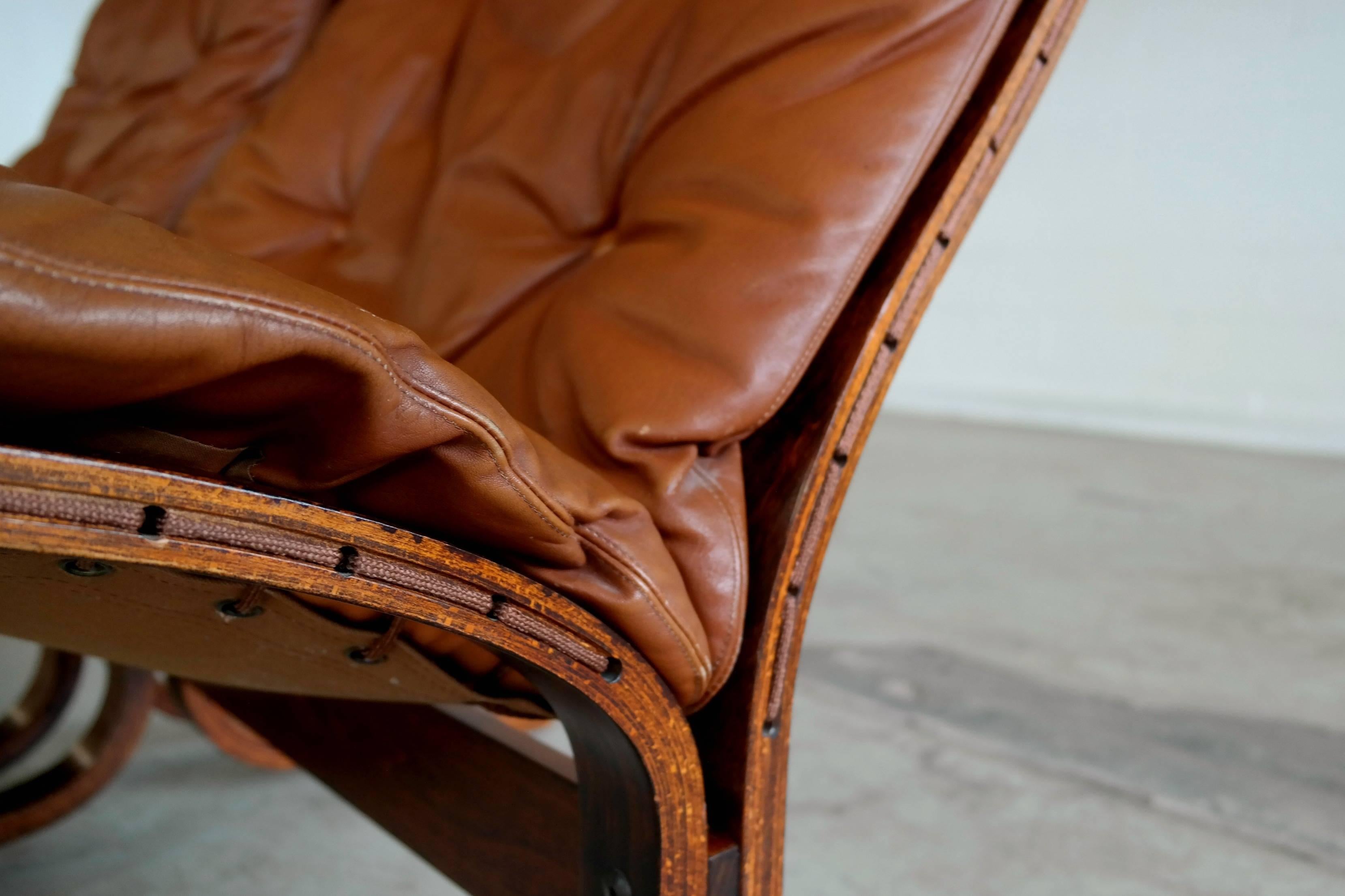 Fantastic set of easy/lounge chairs, in cognac colored leather on top of canvas and a frame of stained bentwood. Relling's beautiful take on the classic safari chair. Excellent vintage condition.
 