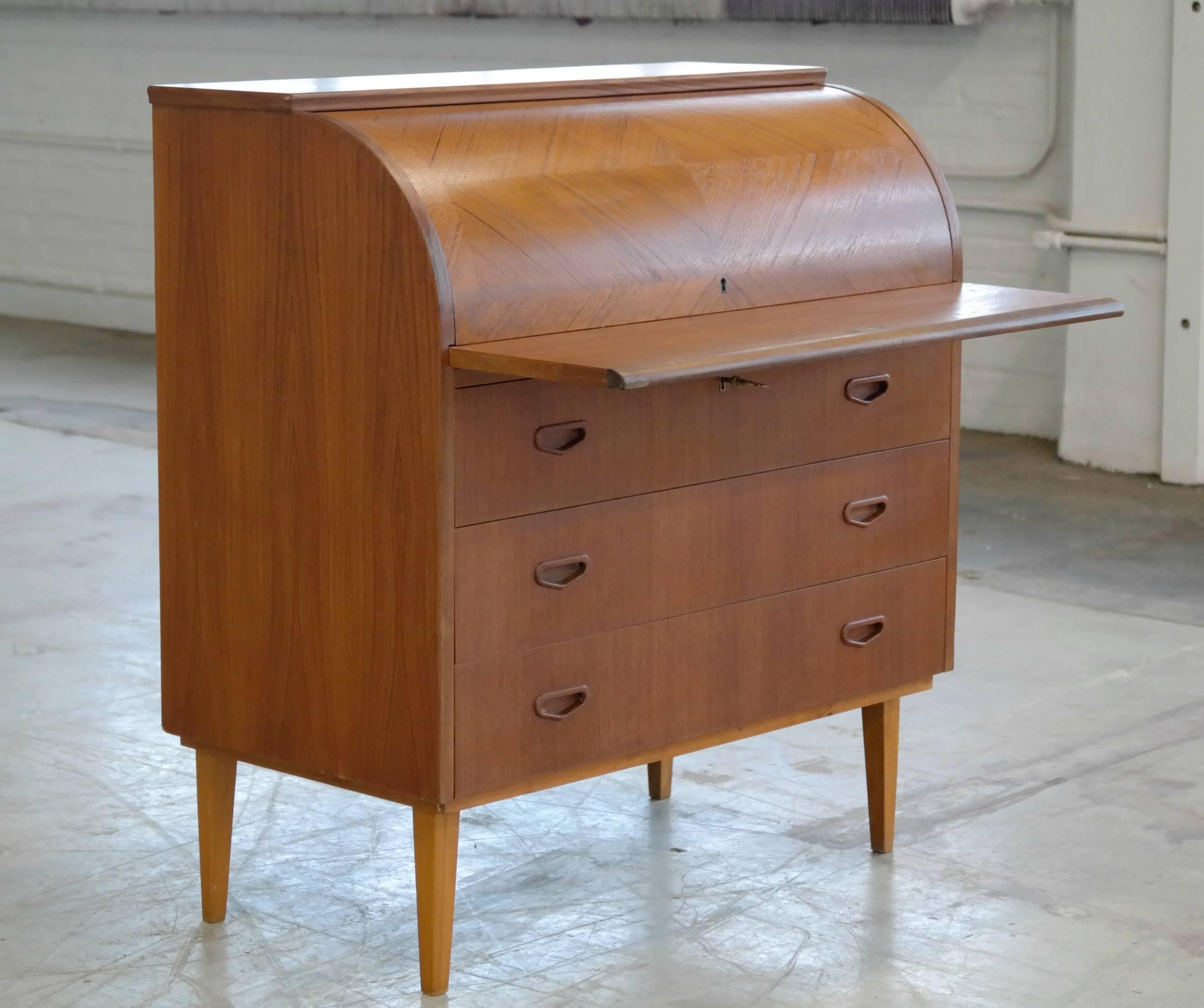 This piece is a bit of an unusual combination of desk or secretary and large dresser and it makes for quite a nice storage piece for the bedroom, where is can work as a dresser and workspace/organizer for the laptop with the roll-top and the
