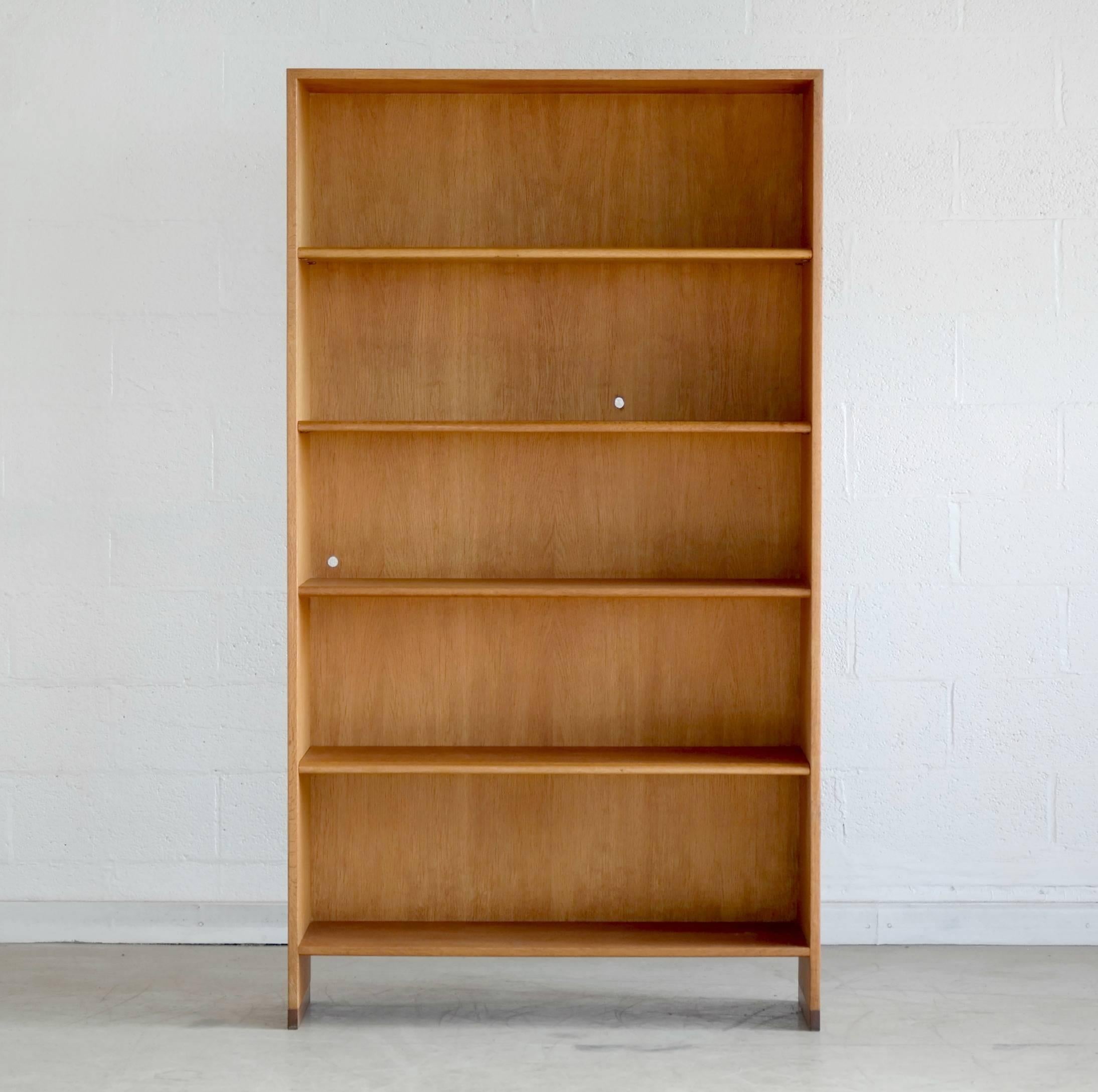 Tall bookcase in oak model #8 by Hans Wegner for Ry Mobler. The bookcase is a single standing unit that can be combined with several other cabinet and shelving combinations that Ry Mobler offered in the 1960s to form a bigger wall unit. The centre