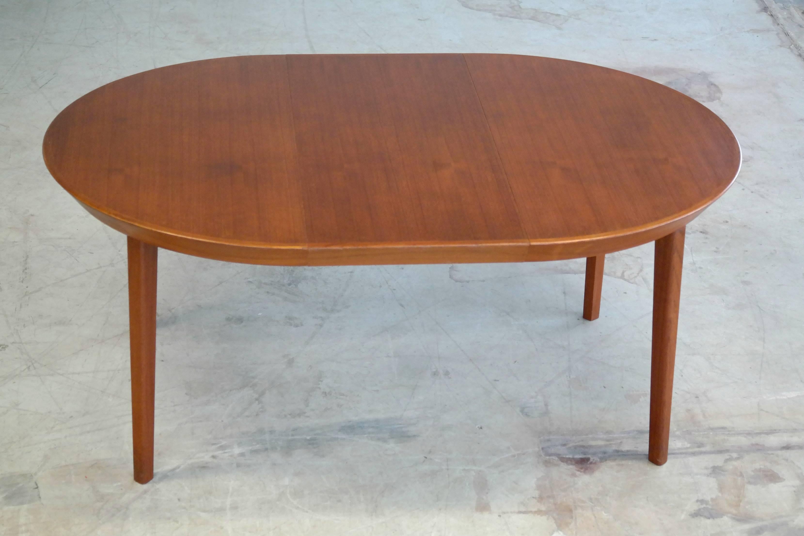 Round Mid Century Dining Table in Teak by Ole Hald for Gudme Møbelfabrik In Excellent Condition In Bridgeport, CT