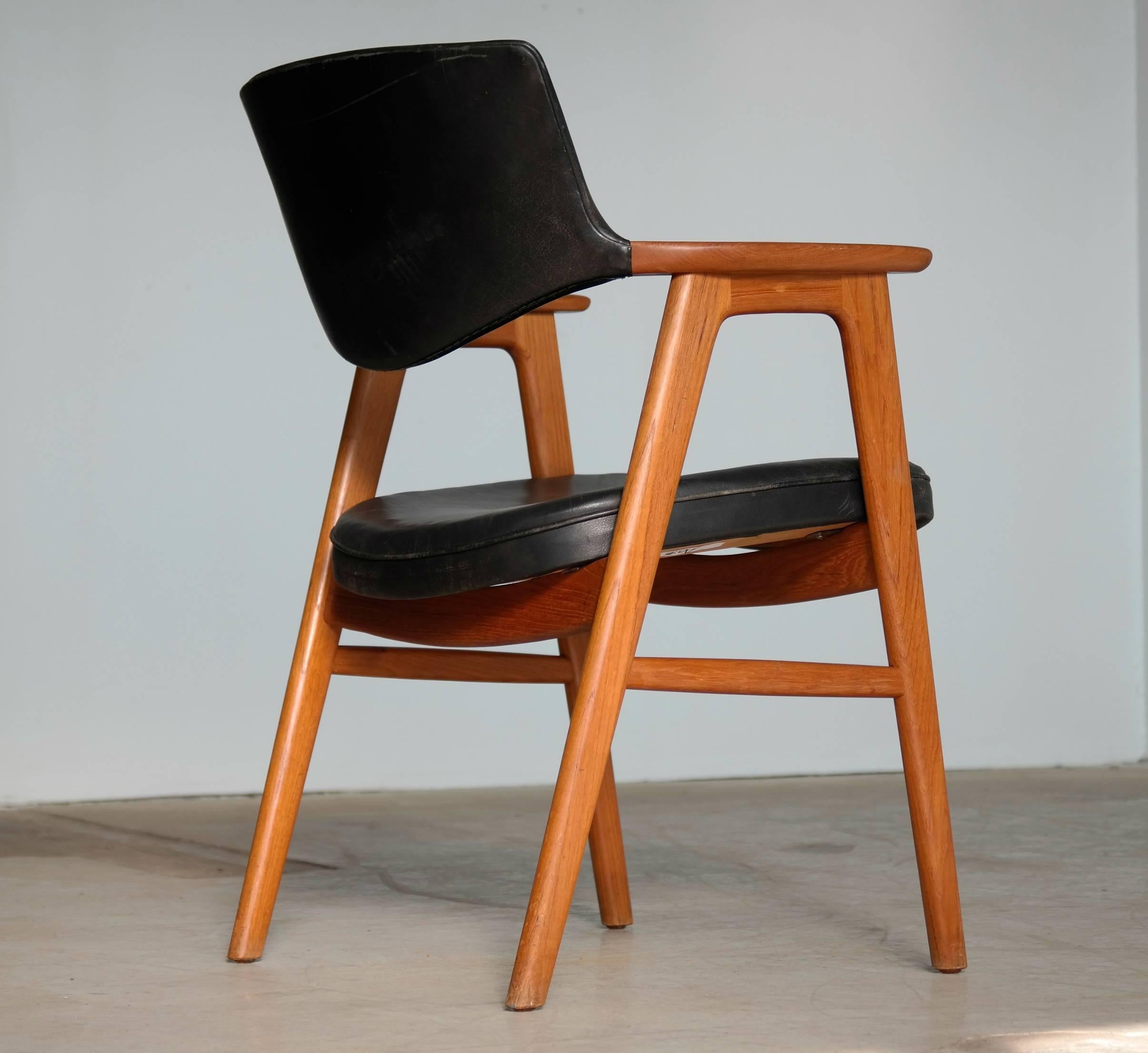 Mid-Century Modern  Erik Kirkegaard for Høng Set of 4 Dining Chairs in Teak and Leather  