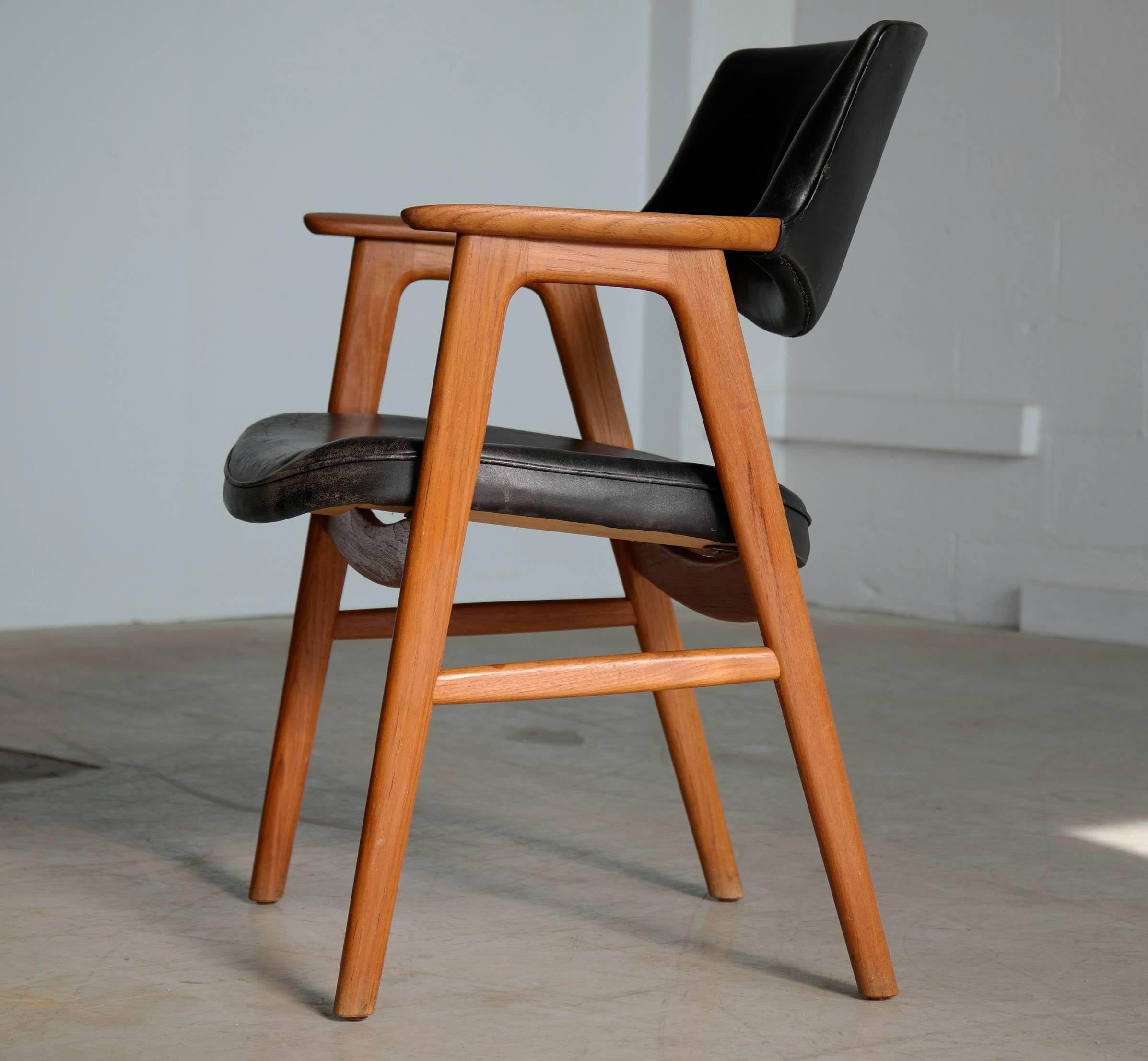  Erik Kirkegaard for Høng Set of 4 Dining Chairs in Teak and Leather   In Good Condition In Bridgeport, CT