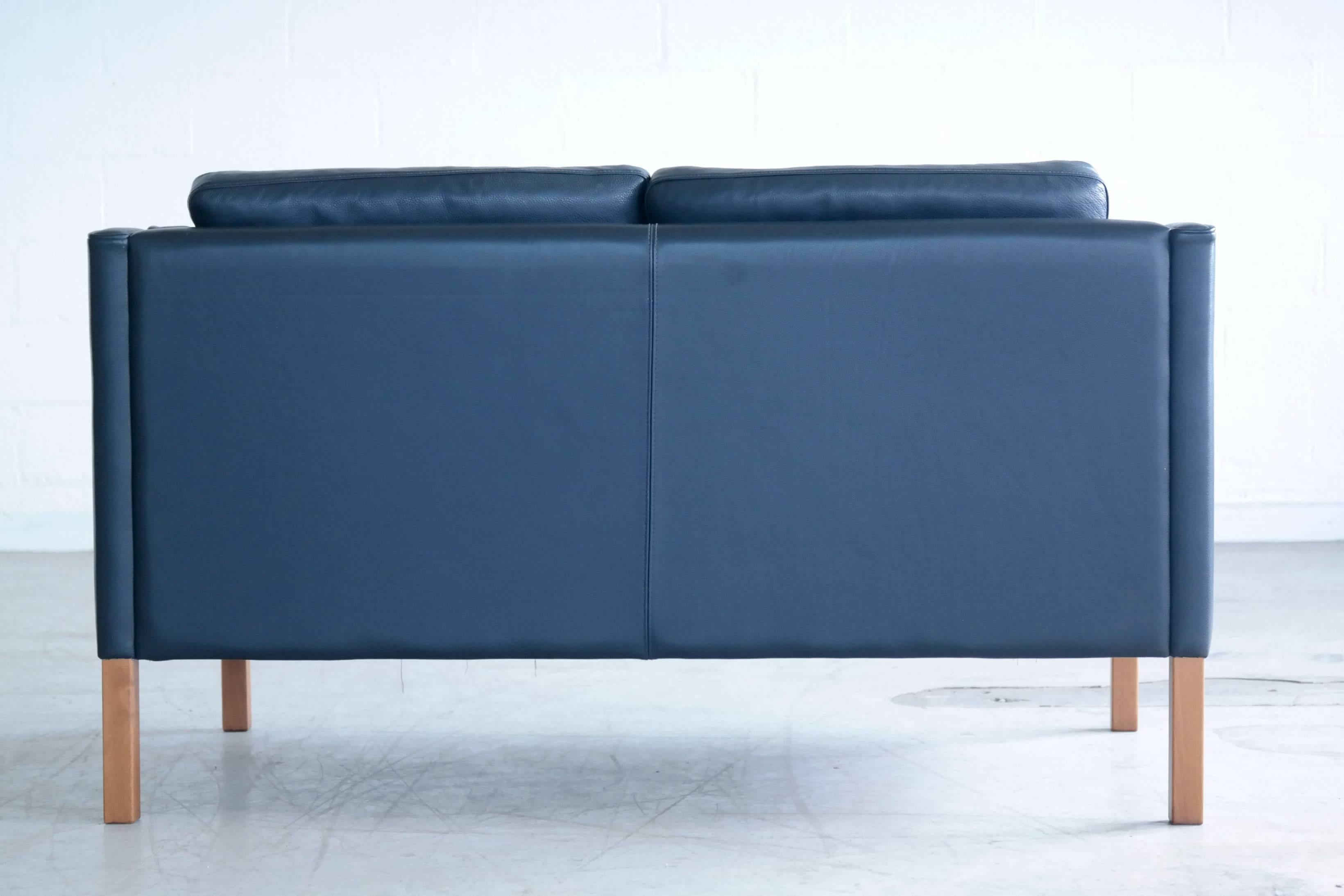 Børge Mogensen Model 2212 Style Two-Seat Sofa in Dark Sapphire Leather by Stouby In Good Condition In Bridgeport, CT