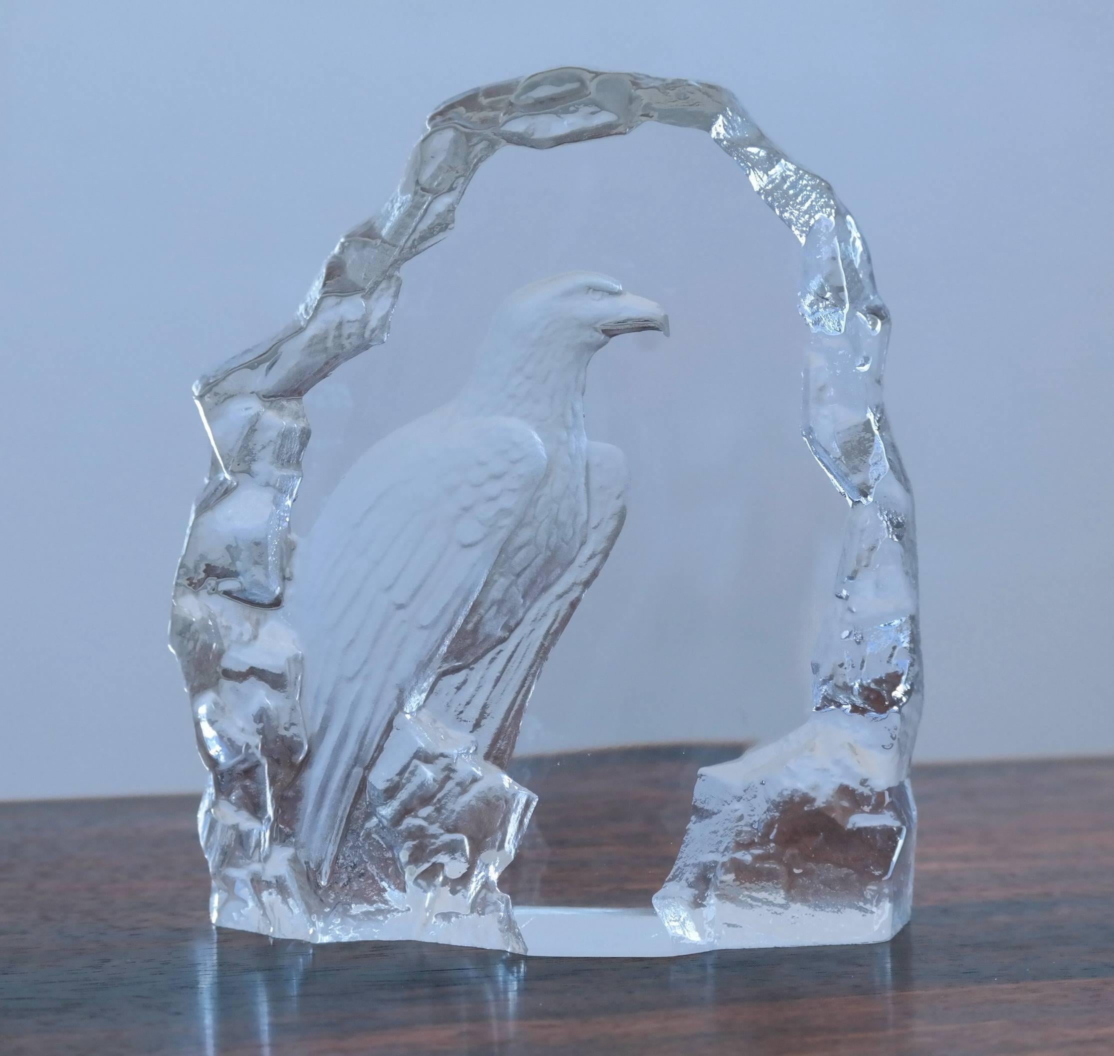 Mats Jonasson Lead Crystal Paper Weight Featuring an Eagle For Sale at