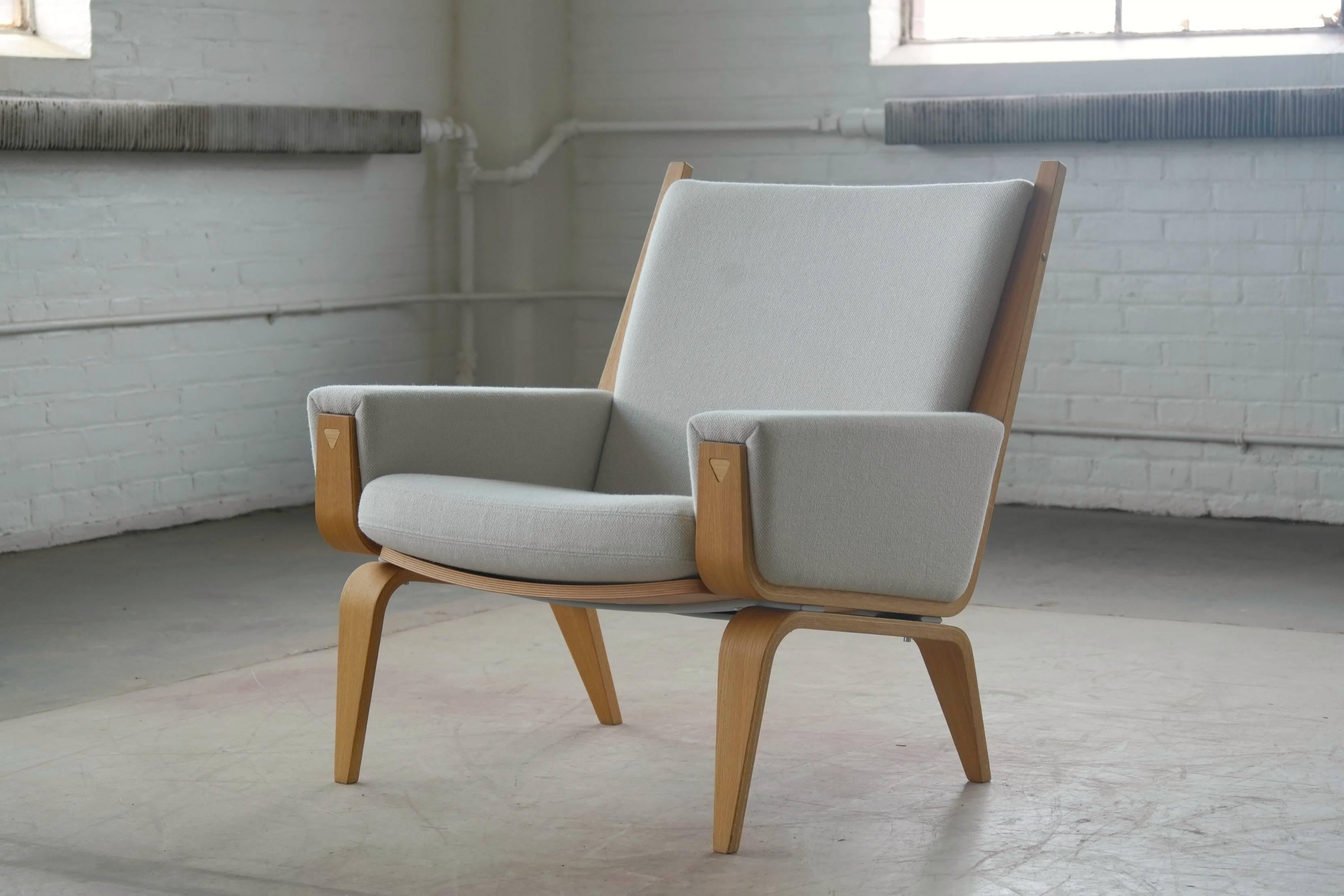 Stunningly beautiful low back Hans Wegner easy chair model 501 designed in 1967 and manufactured by GETAMA, Denmark. This super elegant chair is a fantastic example of Hans Wegner's design prowess and the master craftsmanship tradition of one of