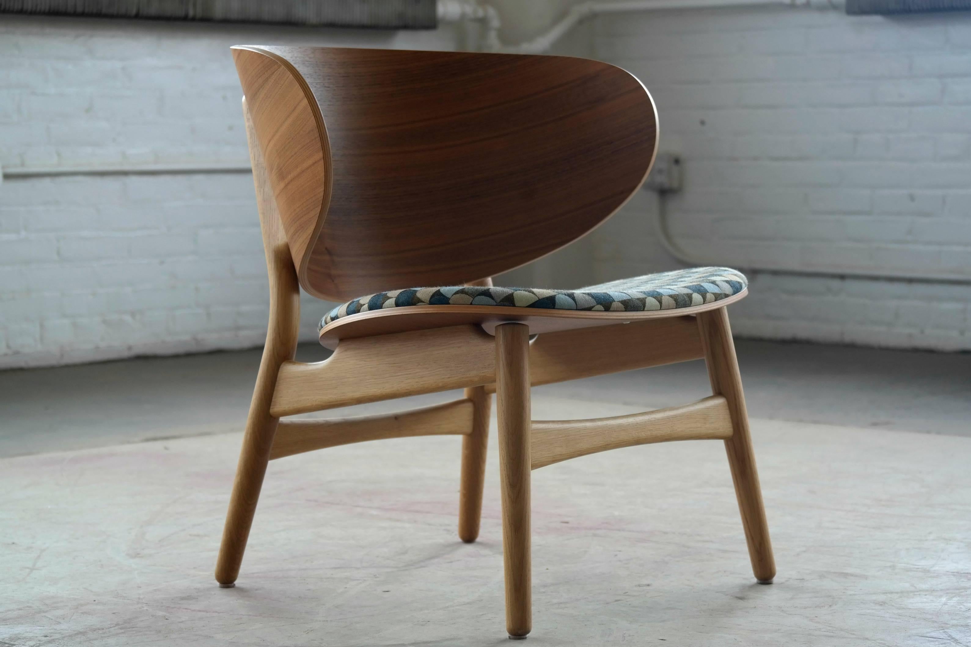 This fantastic shell chair with backrest and seat in walnut veneer on a base of soap treated oak is a 2015 re-issue by GETAMA of the Classic chair designed by Hans Wegner in 1948. While the original design had teak in the seat and back the use of