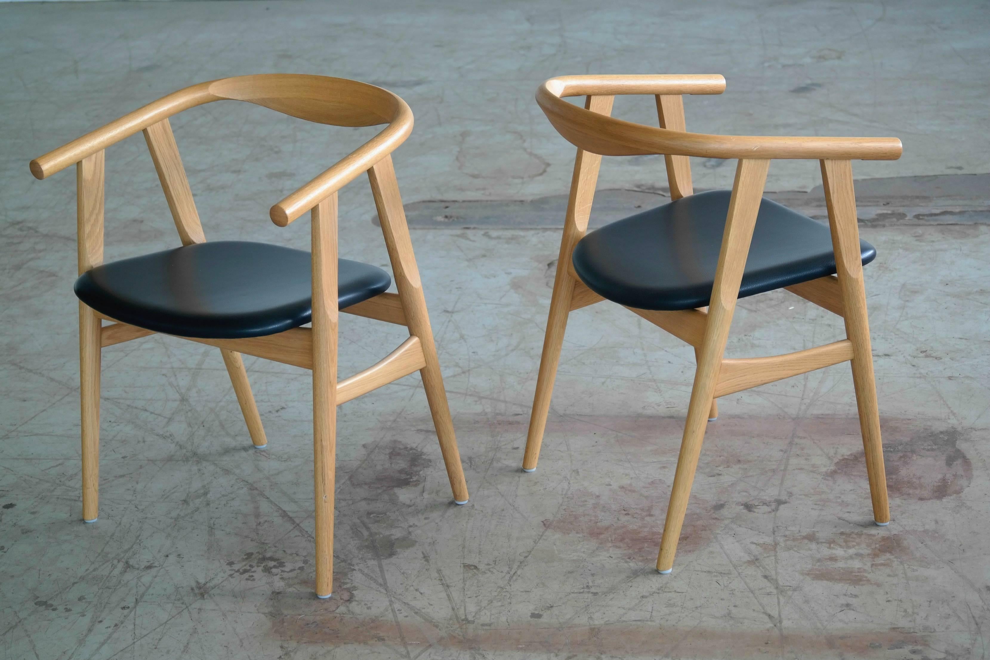 Hans Wegner Dining Chairs in Oak Model 525 for GETAMA In Excellent Condition In Bridgeport, CT
