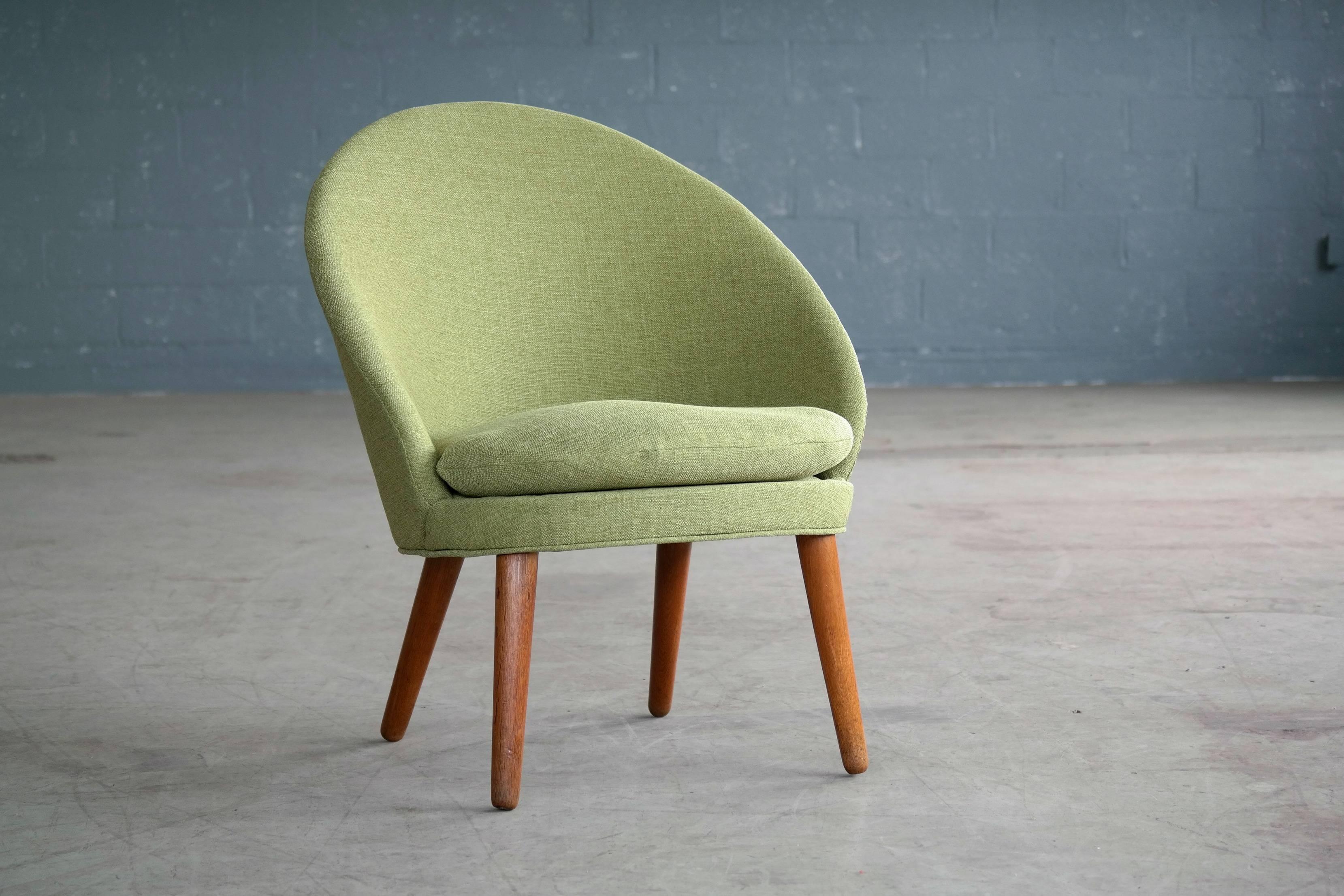 Classic easy chair with curved back and legs in solid oak designed by Ejvind A. Johansson in 1958 as Model 301 for Gotfred H. Petersen. Newly refurbished and re-upholstered in a green linen fabric.
A pair is available if interested.
