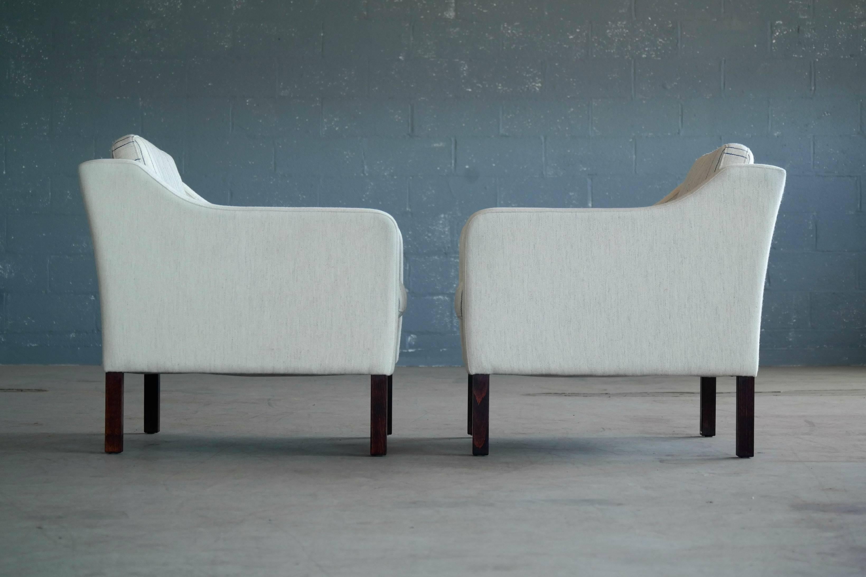 Borge Mogensen Style Lounge Chairs Model 2421 in White Wool by Mogens Hansen In Excellent Condition In Bridgeport, CT