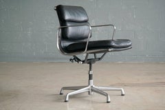 Eames Soft Pad Management Chair Modell EA434
