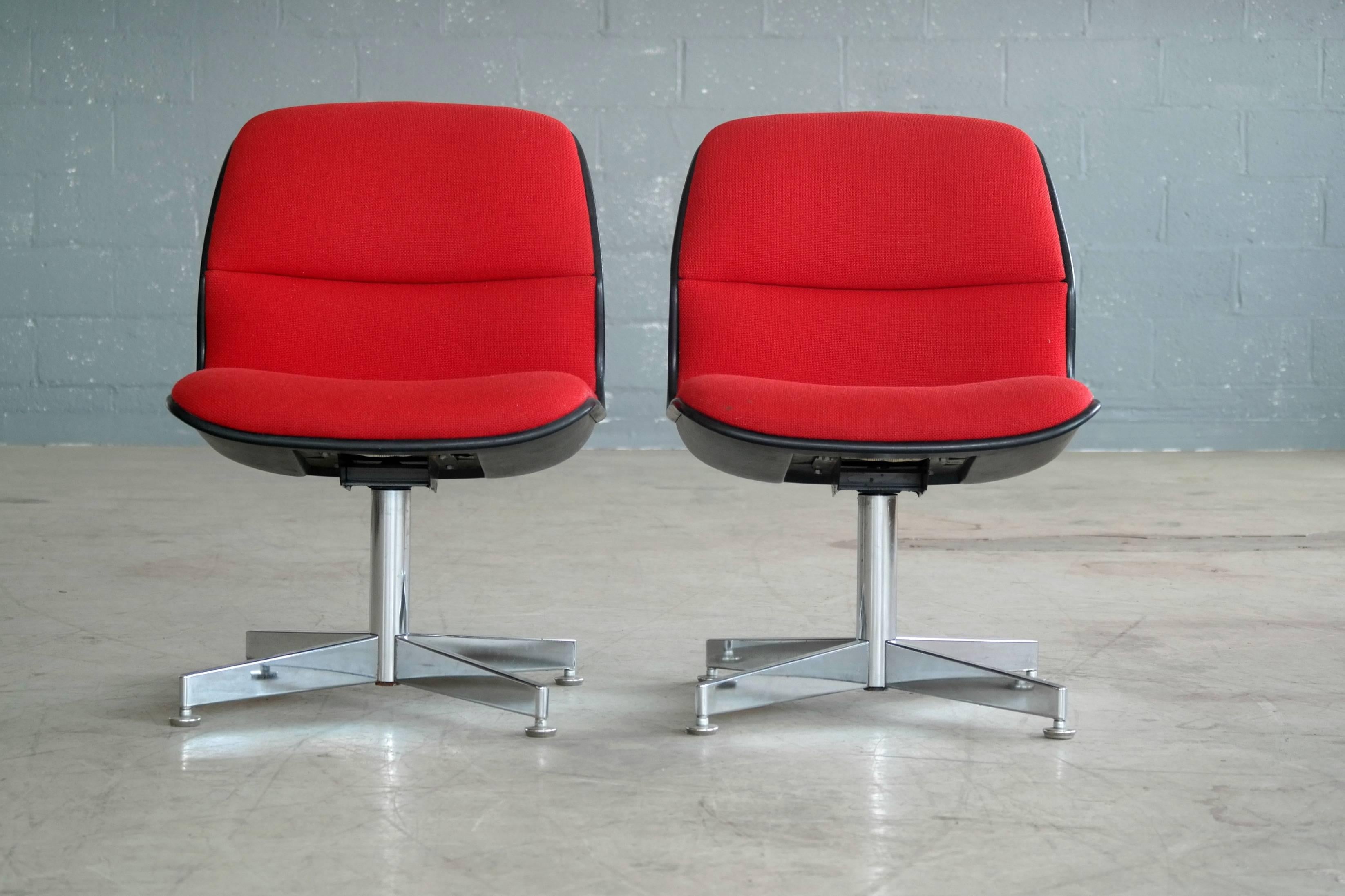 Konferenzstühle aus Stahl und roter Wolle von Chrome Craft, Paar (Moderne der Mitte des Jahrhunderts) im Angebot