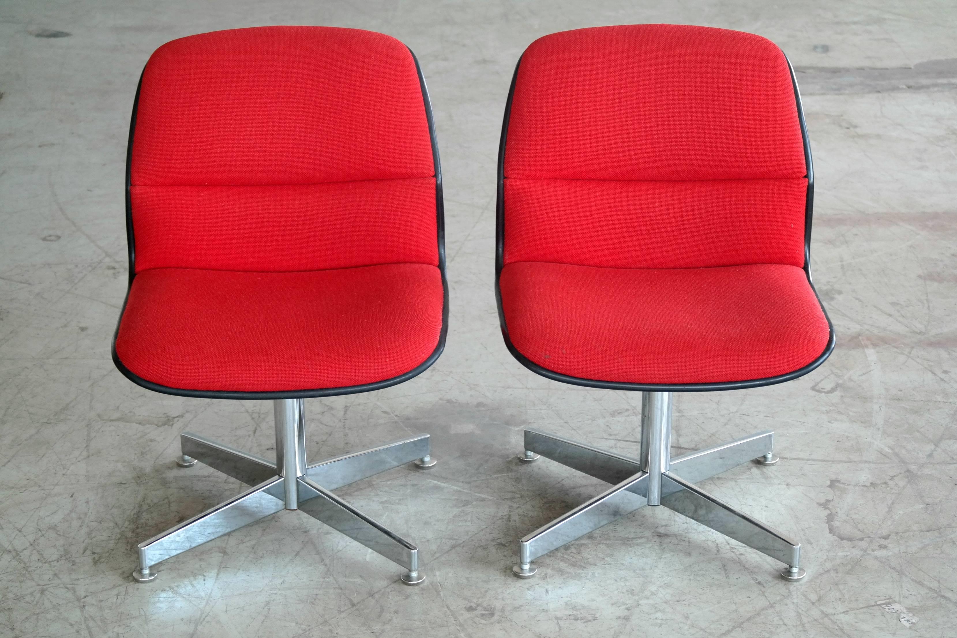 Mid-Century Modern Pair of Conference Chairs in Steel and Red Wool by Chrome Craft For Sale
