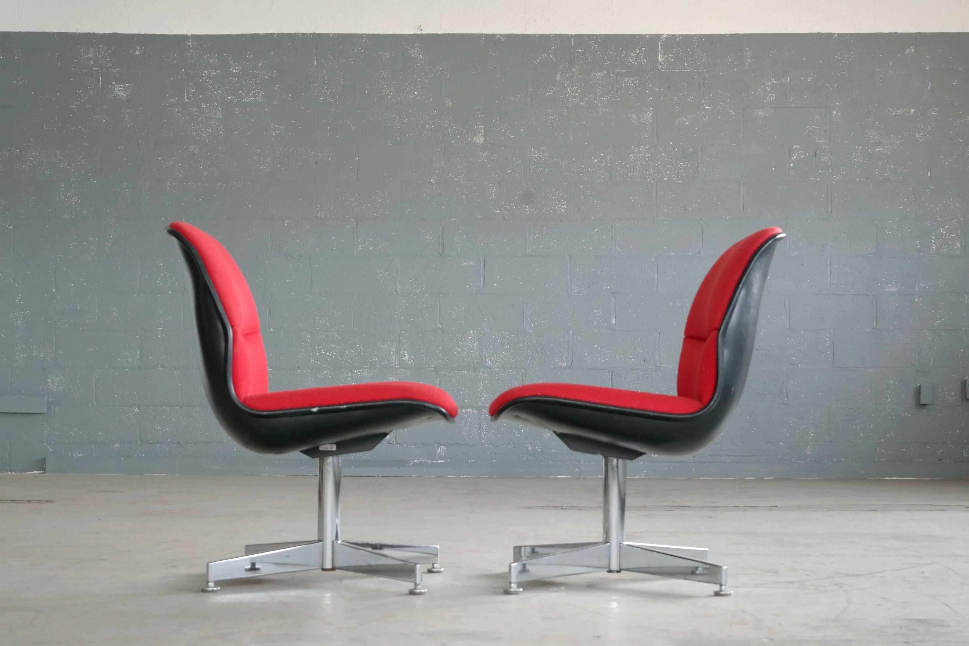 Konferenzstühle aus Stahl und roter Wolle von Chrome Craft, Paar im Angebot 1