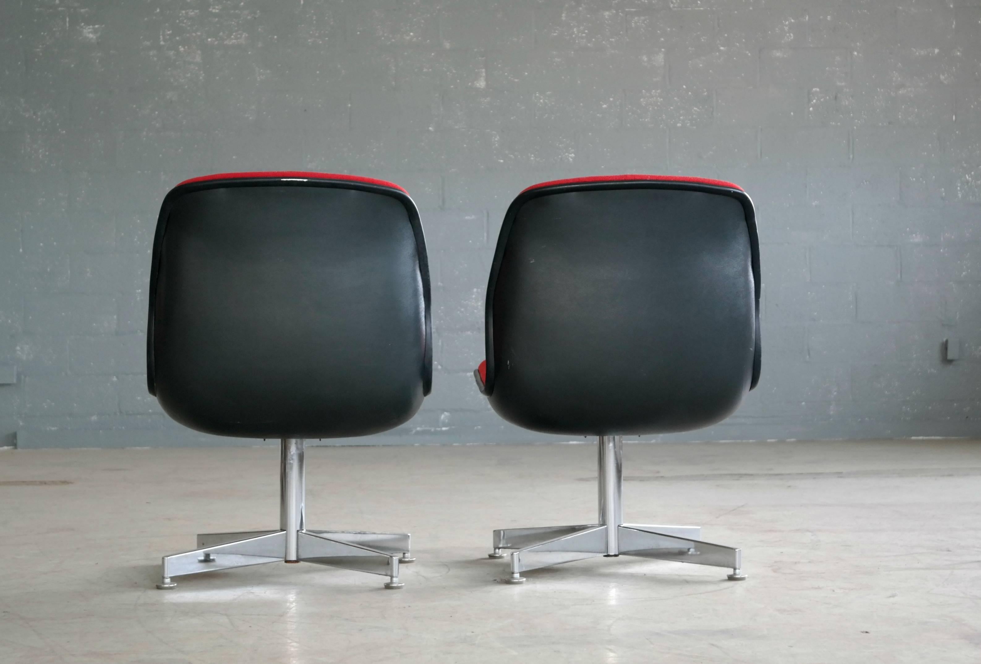 Konferenzstühle aus Stahl und roter Wolle von Chrome Craft, Paar im Angebot 2