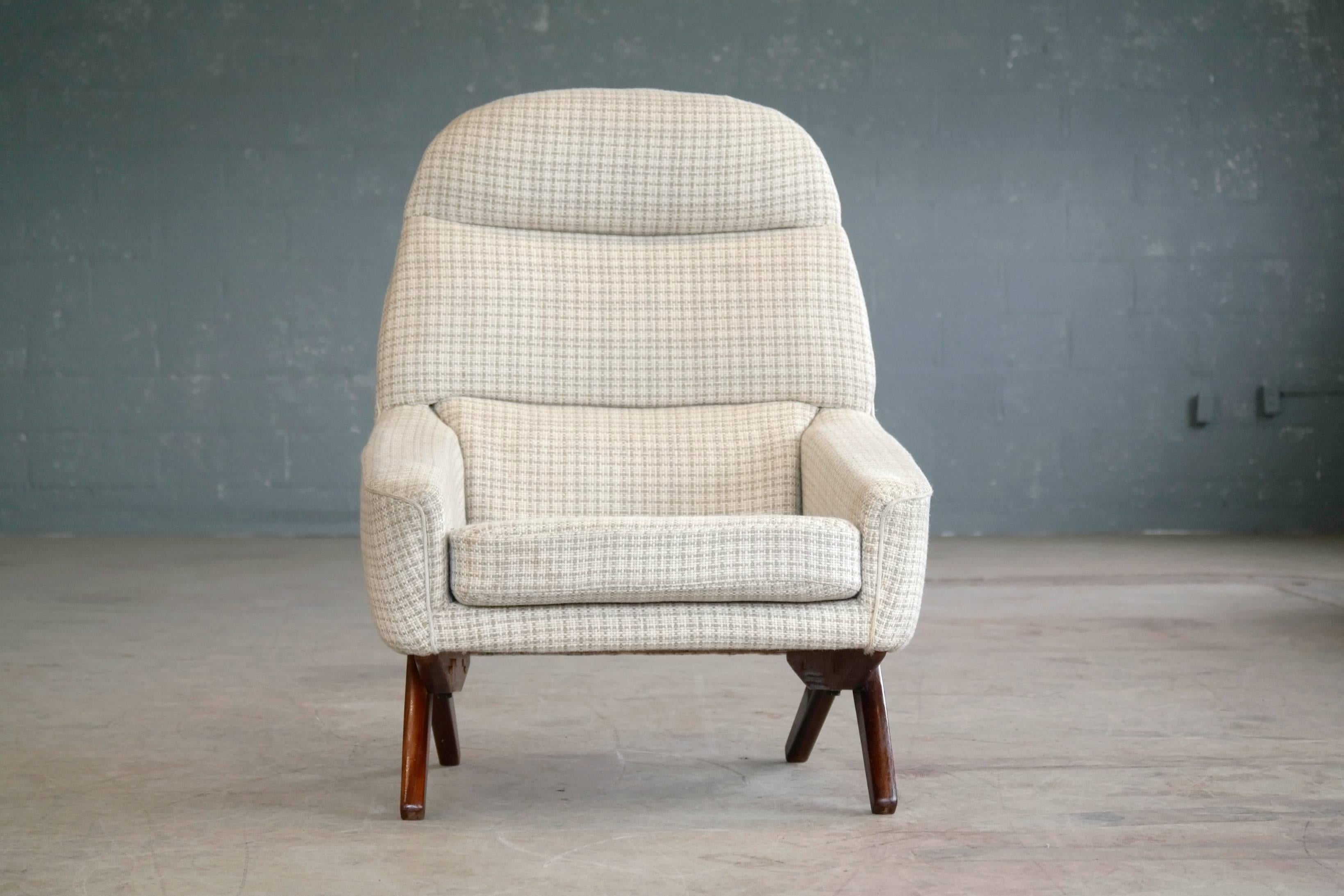 Der ultimative coole Lounge-Sessel aus den 1960er Jahren von Leif Hansen. Leif Hansen ist sehr begehrt und daher teuer. Er wird oft als einer der großen dänischen Designer übersehen, da seine Werke nicht in großer Zahl hergestellt wurden und auf dem