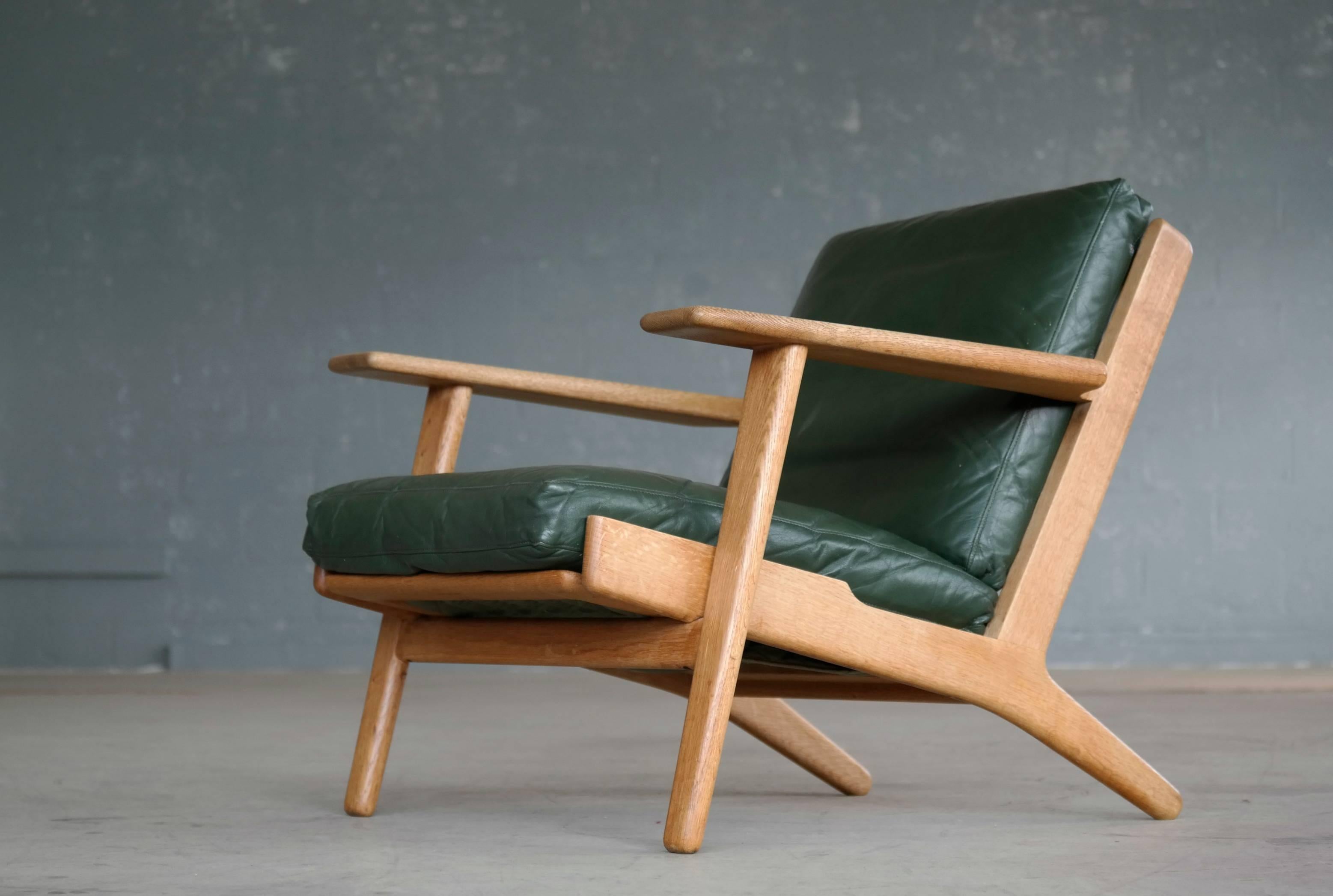Mid-20th Century Hans Wegner Low Back Lounge Chair Model GE290 for GETAMA Oak and Green Leather