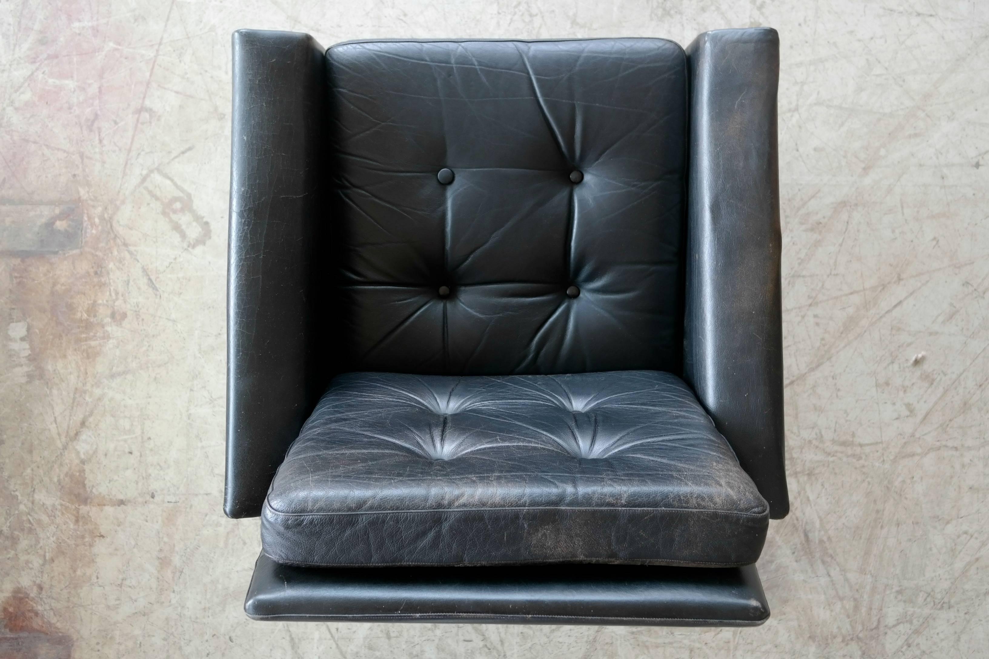 Illum Wikkelsø Style Easy Chair in Black Leather and Teak Denmark, 1960s In Good Condition In Bridgeport, CT