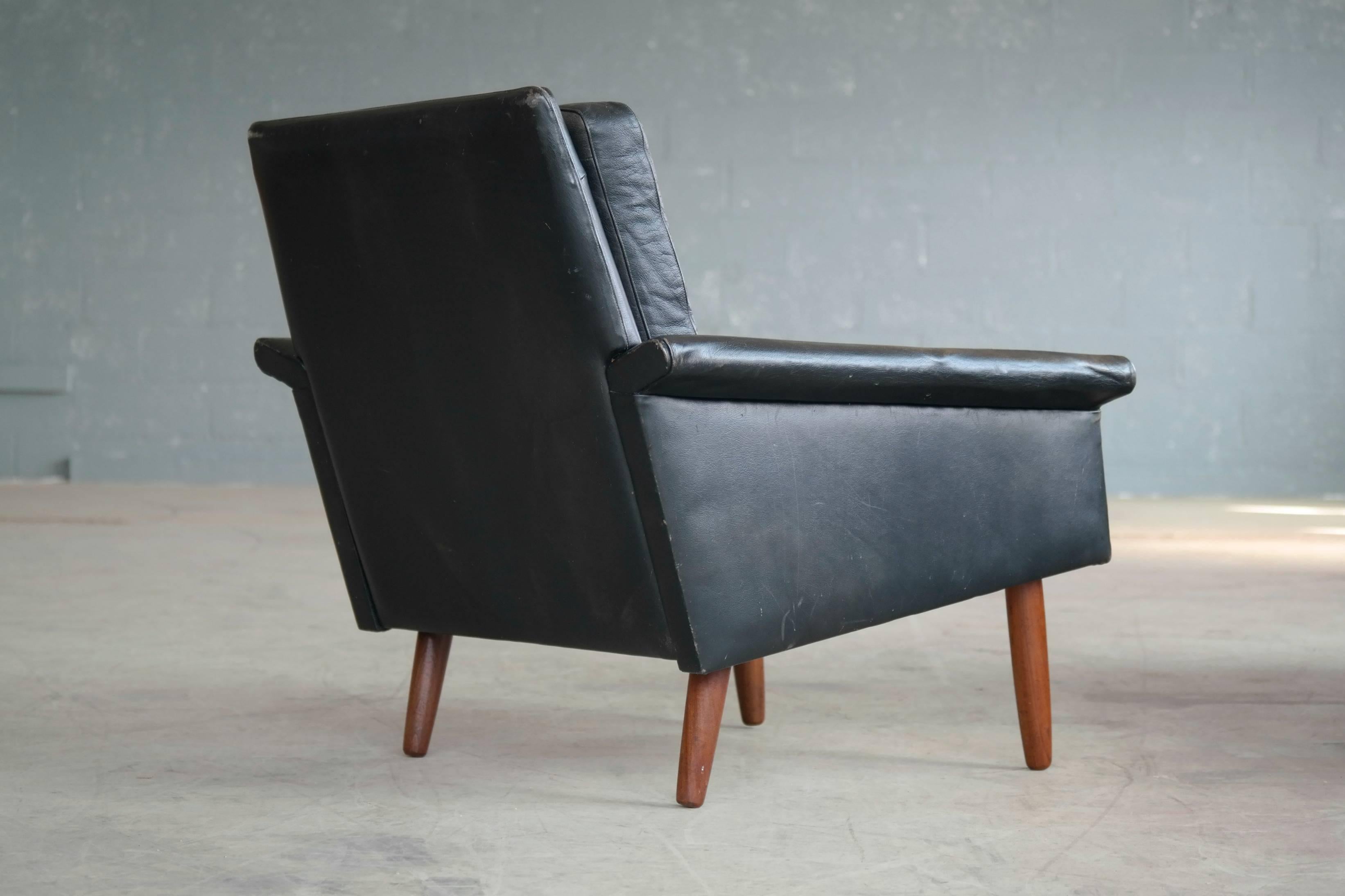 Illum Wikkelsø Style Easy Chair in Black Leather and Teak Denmark, 1960s 2