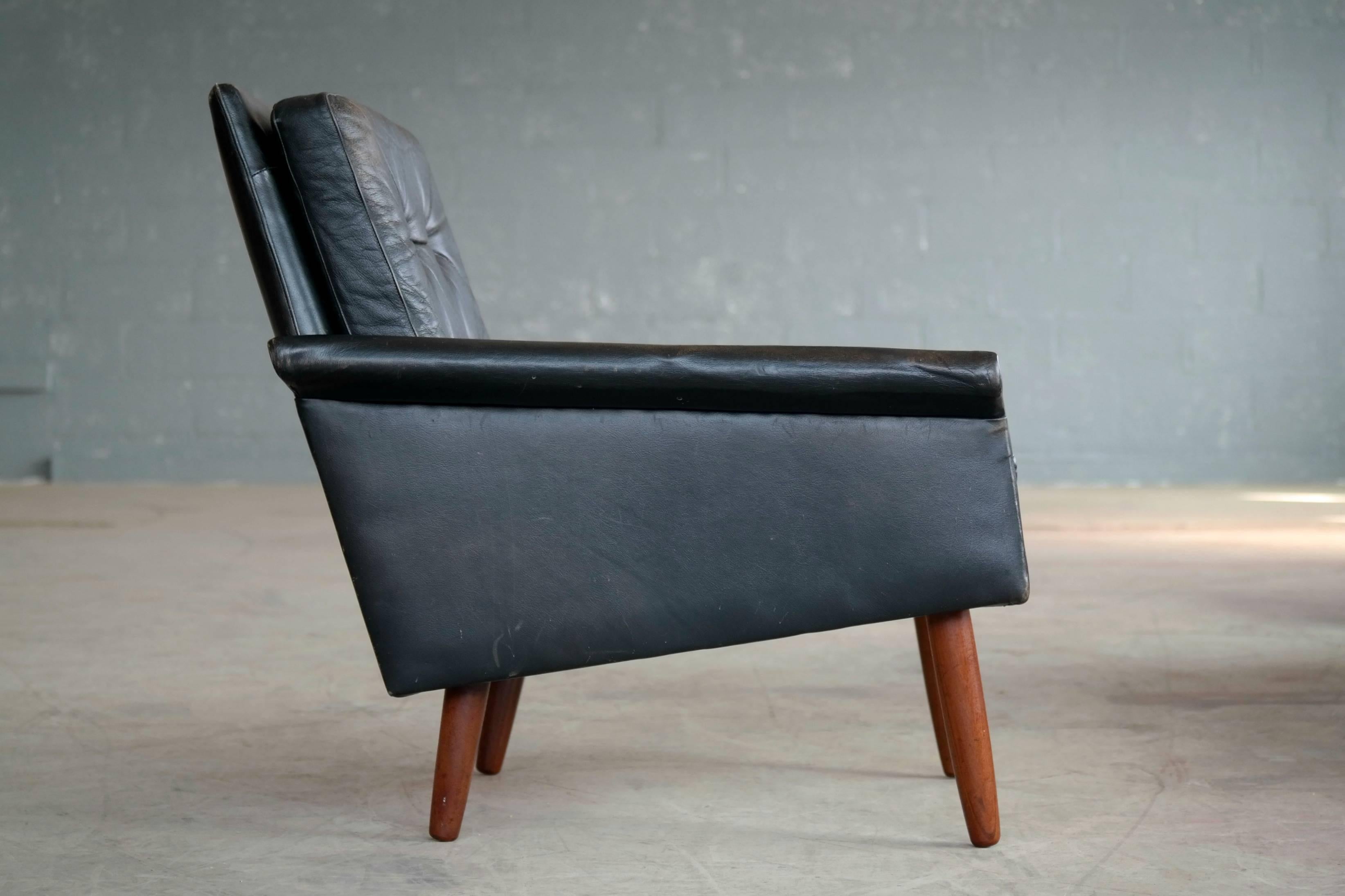 Illum Wikkelsø Style Easy Chair in Black Leather and Teak Denmark, 1960s 3