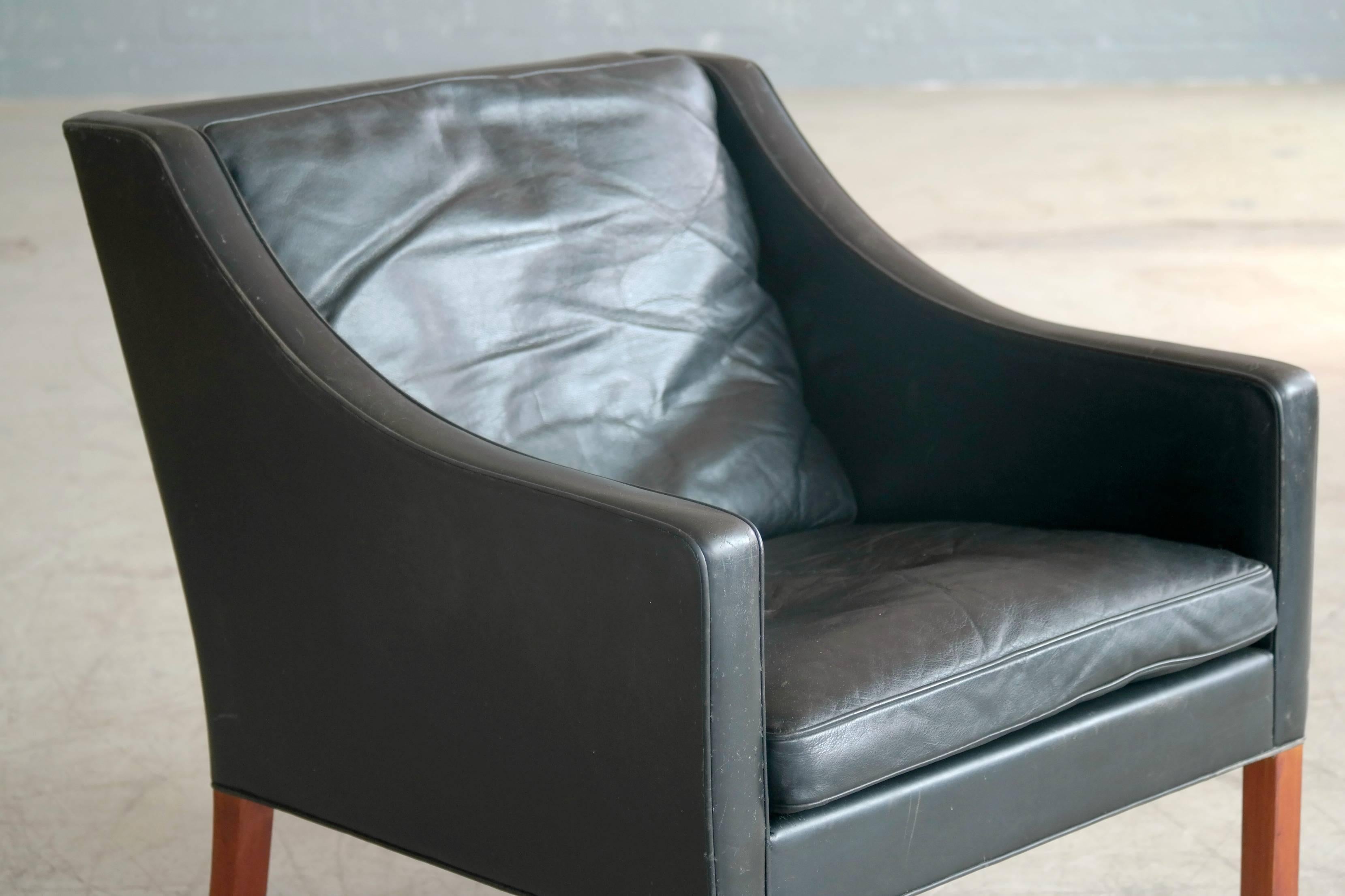 Mid-Century Modern Borge Mogensen Model 2207 Lounge Chair in Black Leather and Teak for Fredericia